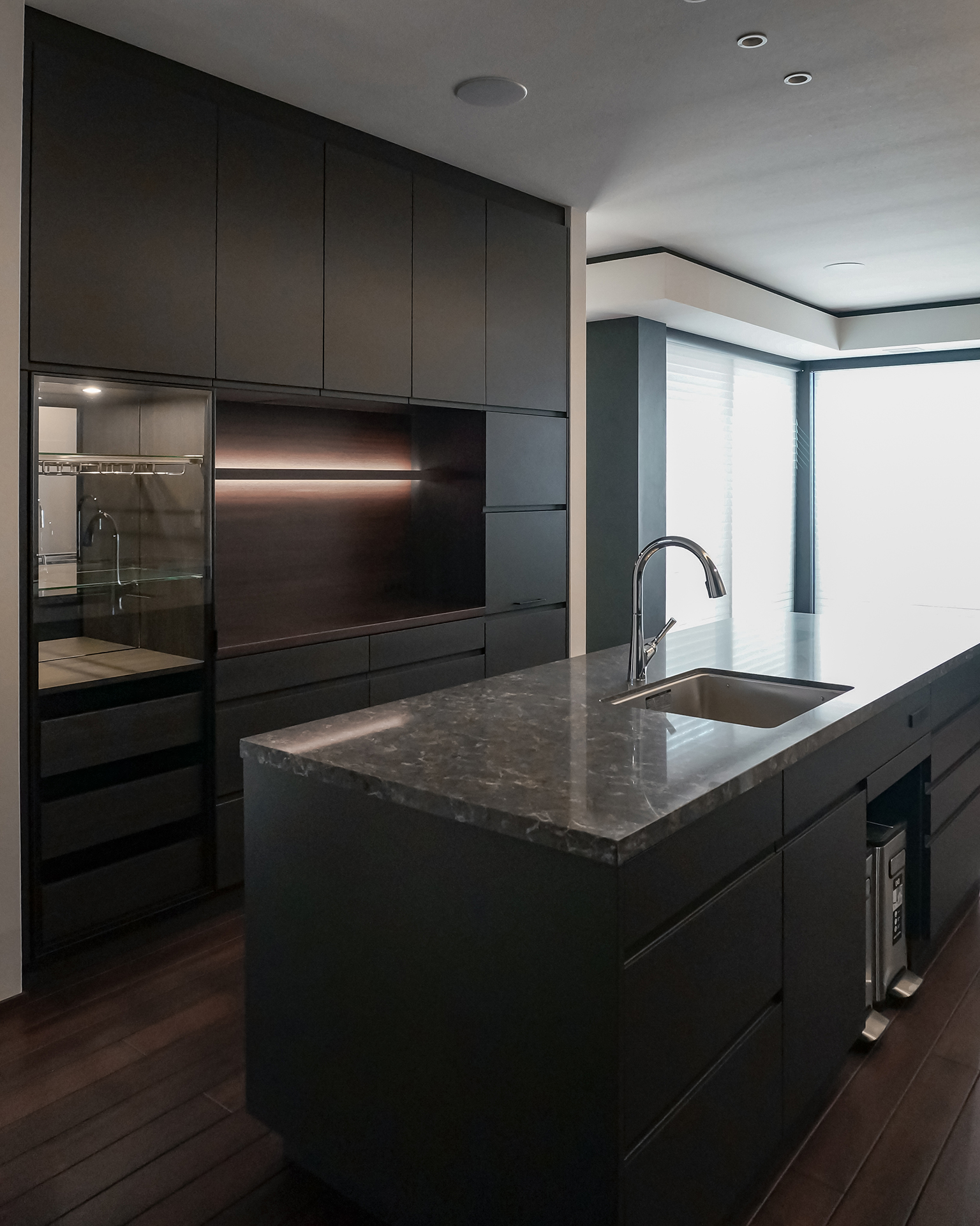 写真:シックなインテリアを完成させるキッチン