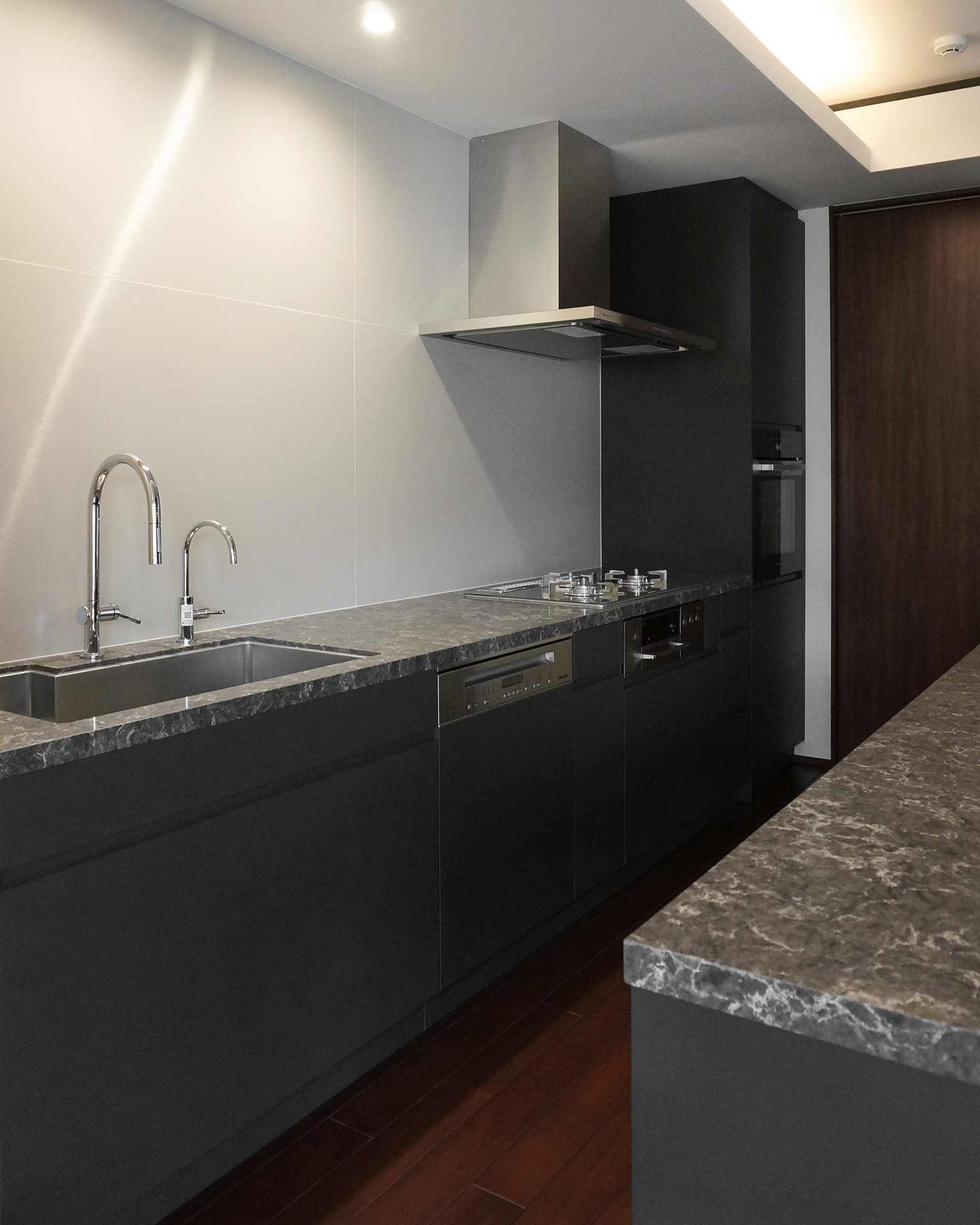 写真:シックなインテリアを完成させるキッチン