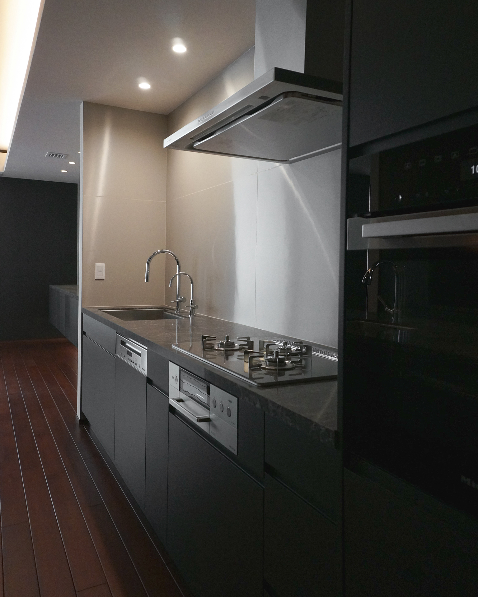 写真:シックなインテリアを完成させるキッチン