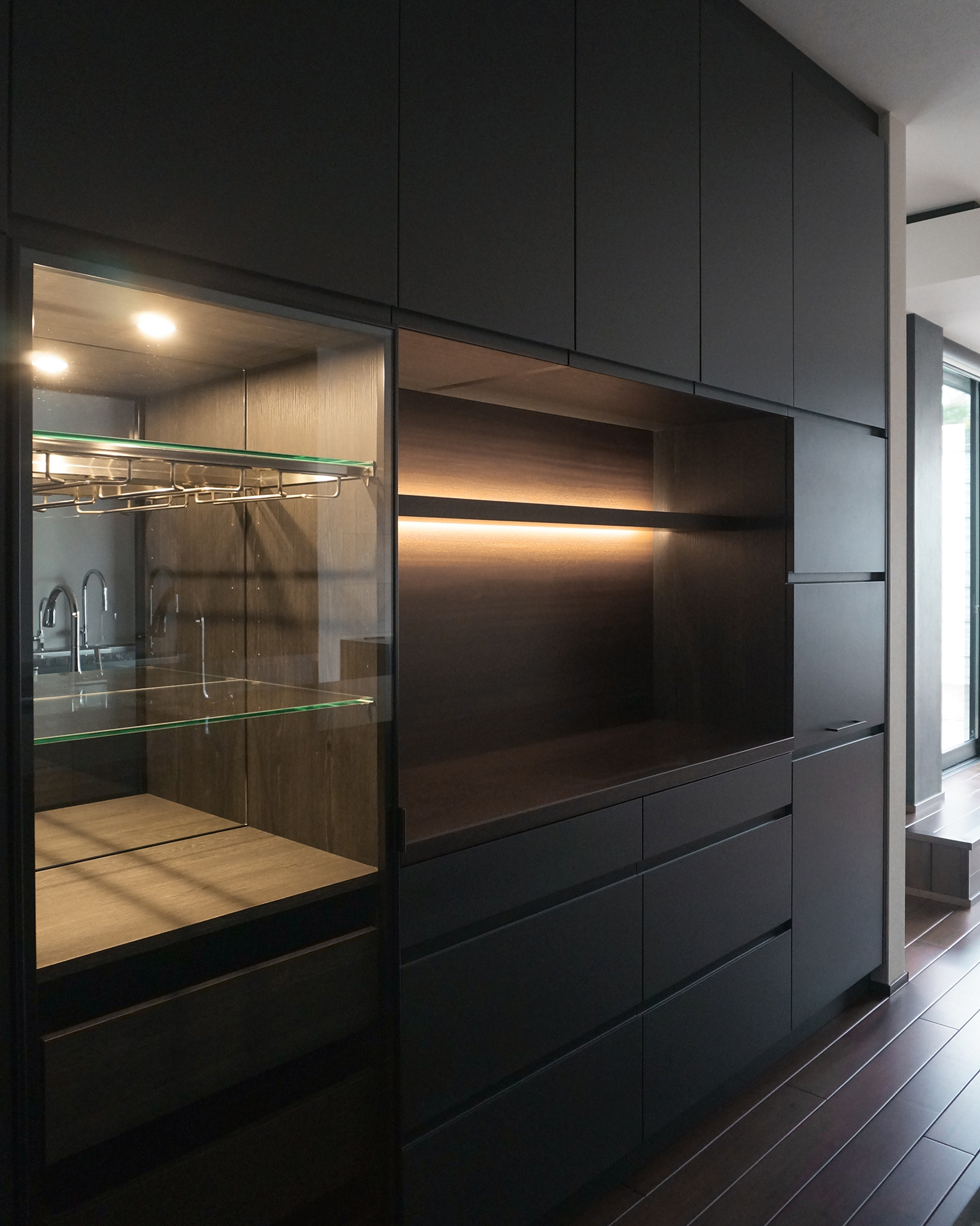 写真:シックなインテリアを完成させるキッチン