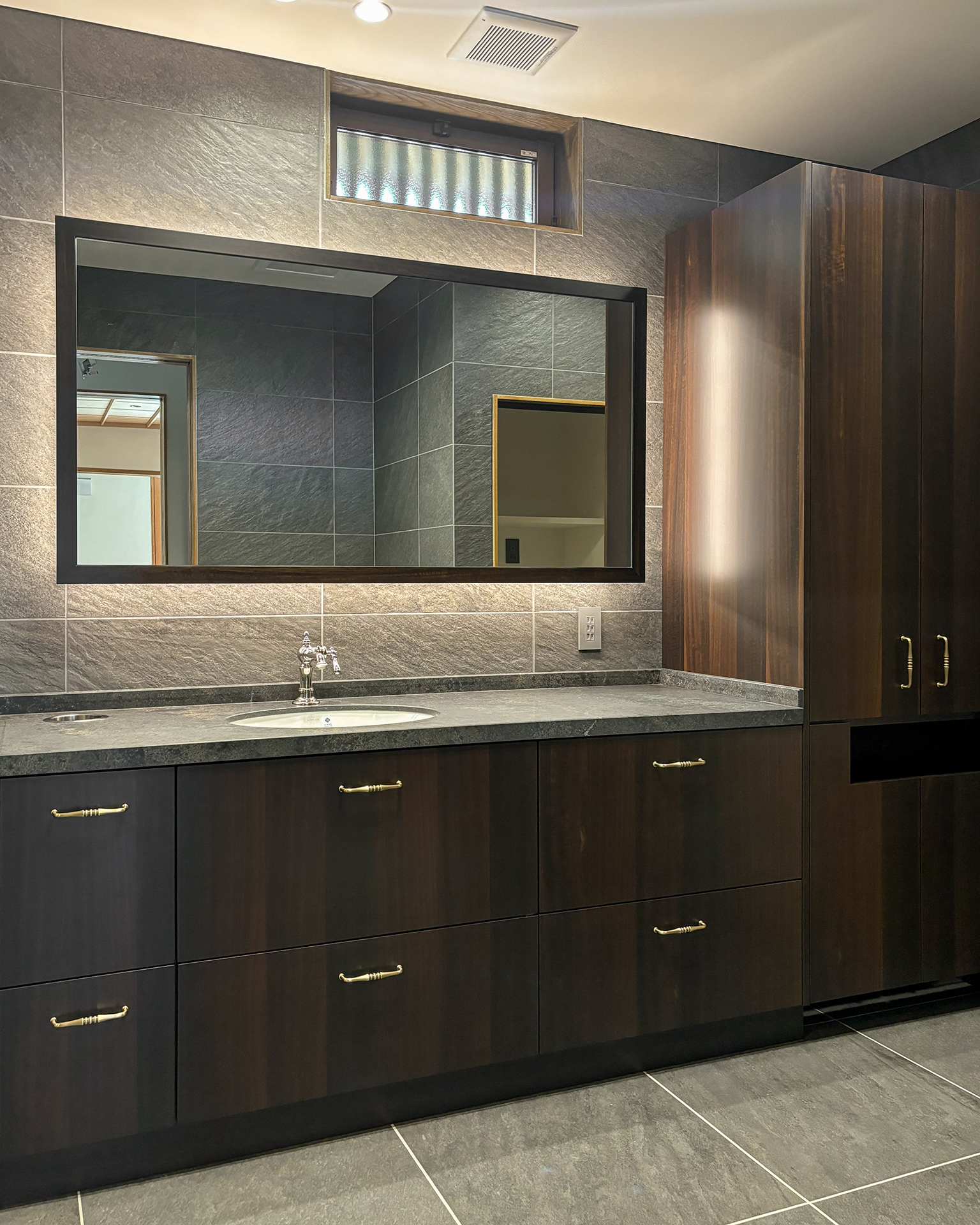 上質な素材感が美しいシックな洗面空間