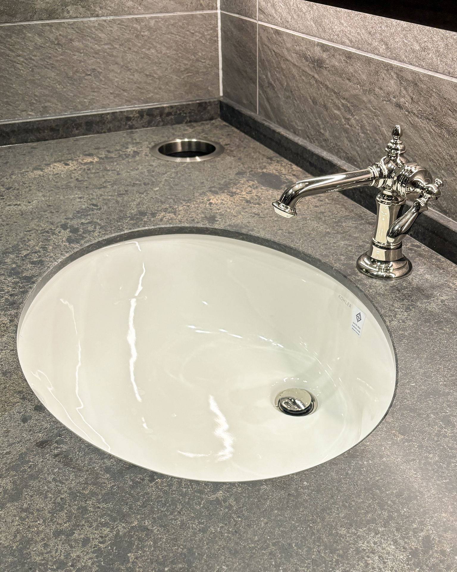 写真：上質な素材感が美しいシックな洗面空間