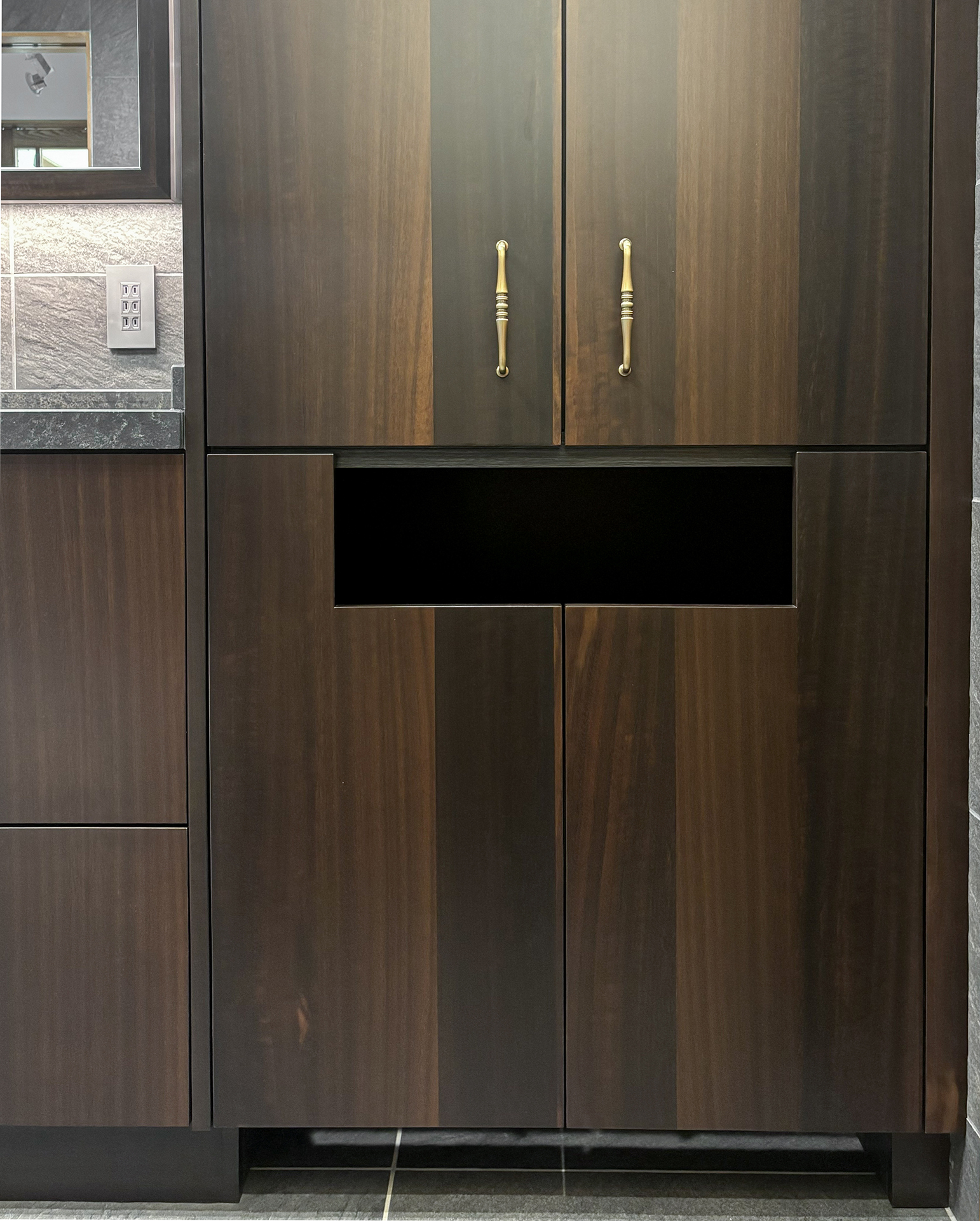 写真：上質な素材感が美しいシックな洗面空間