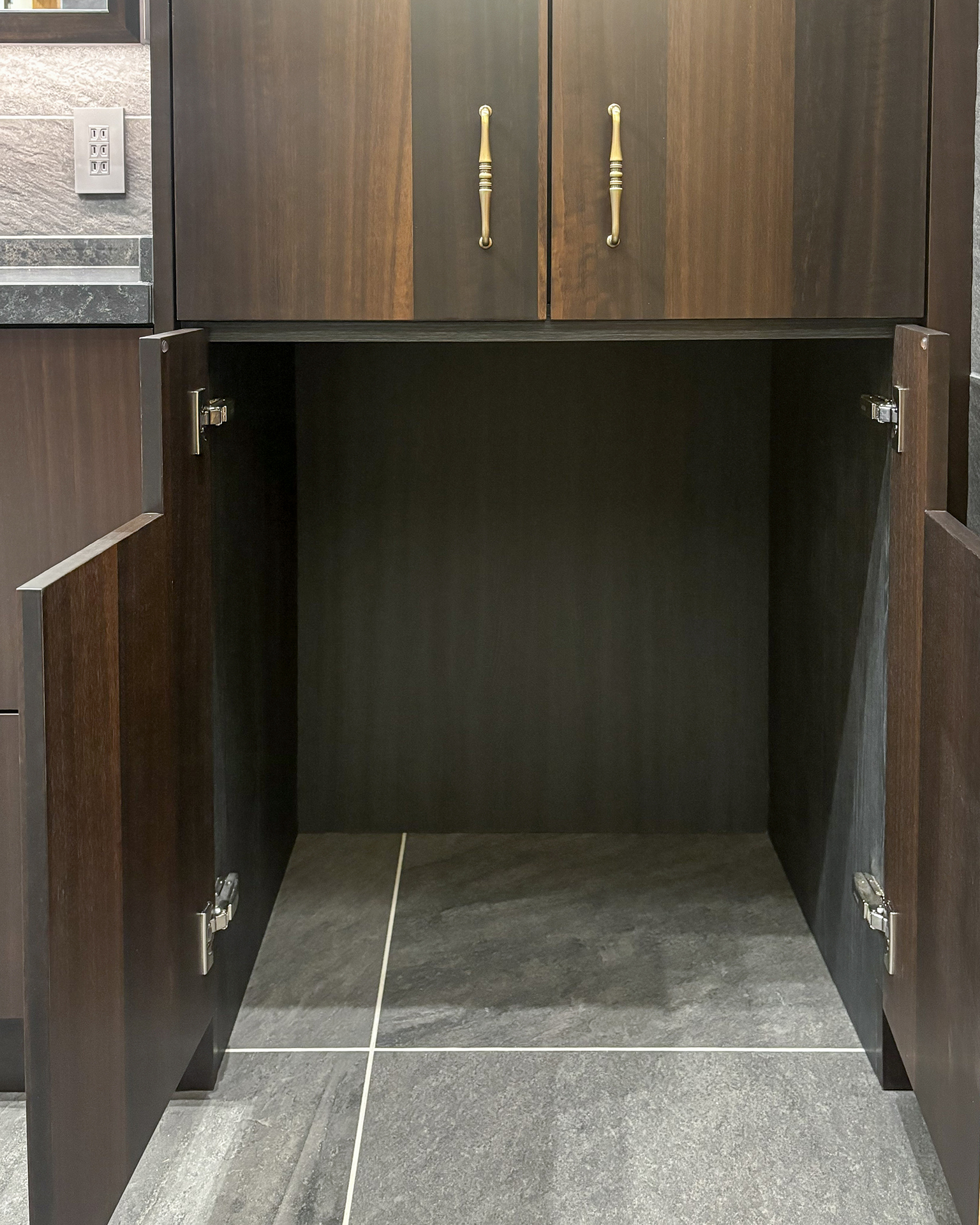 写真：上質な素材感が美しいシックな洗面空間