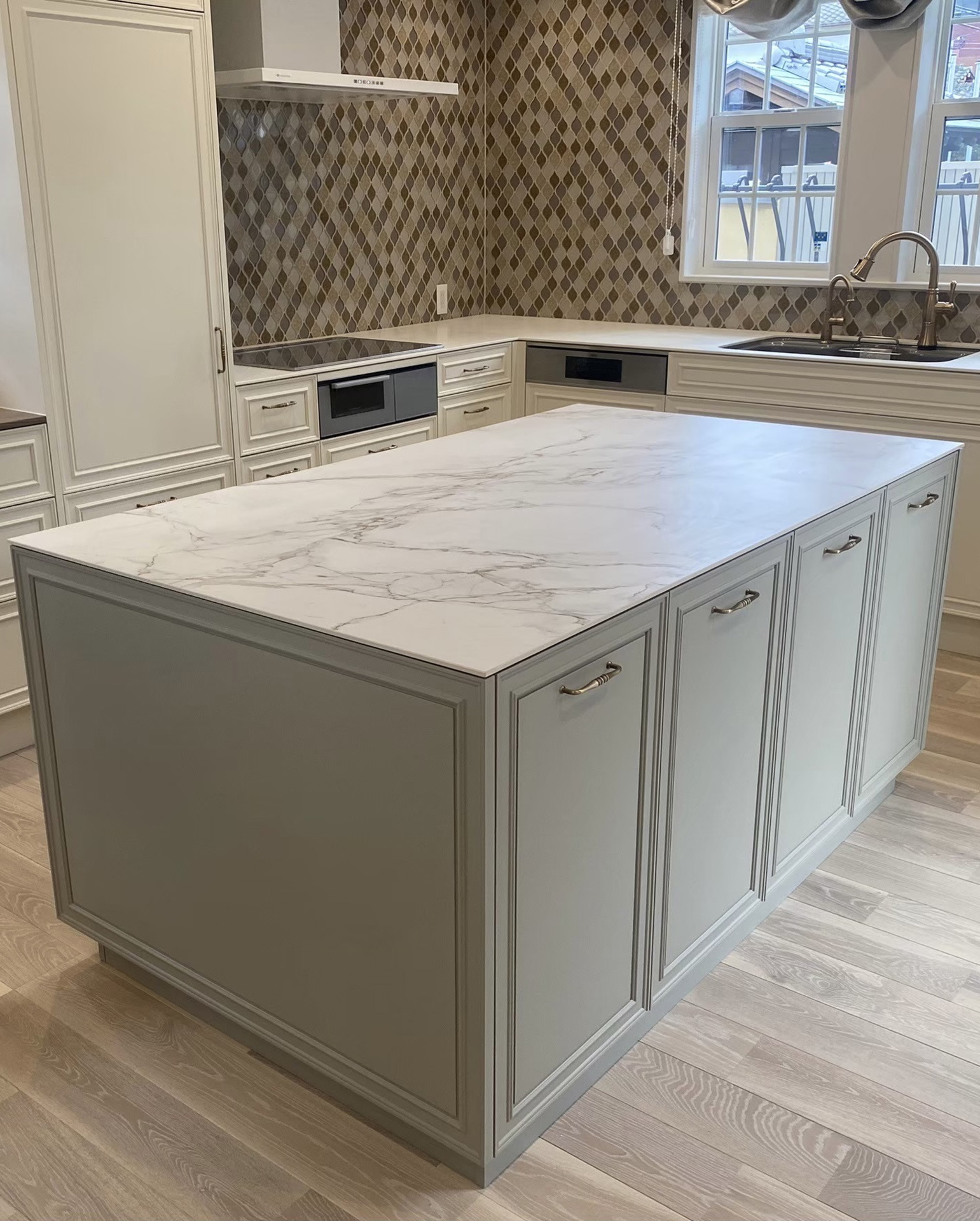 写真:端正な華やぎのあるL型キッチン