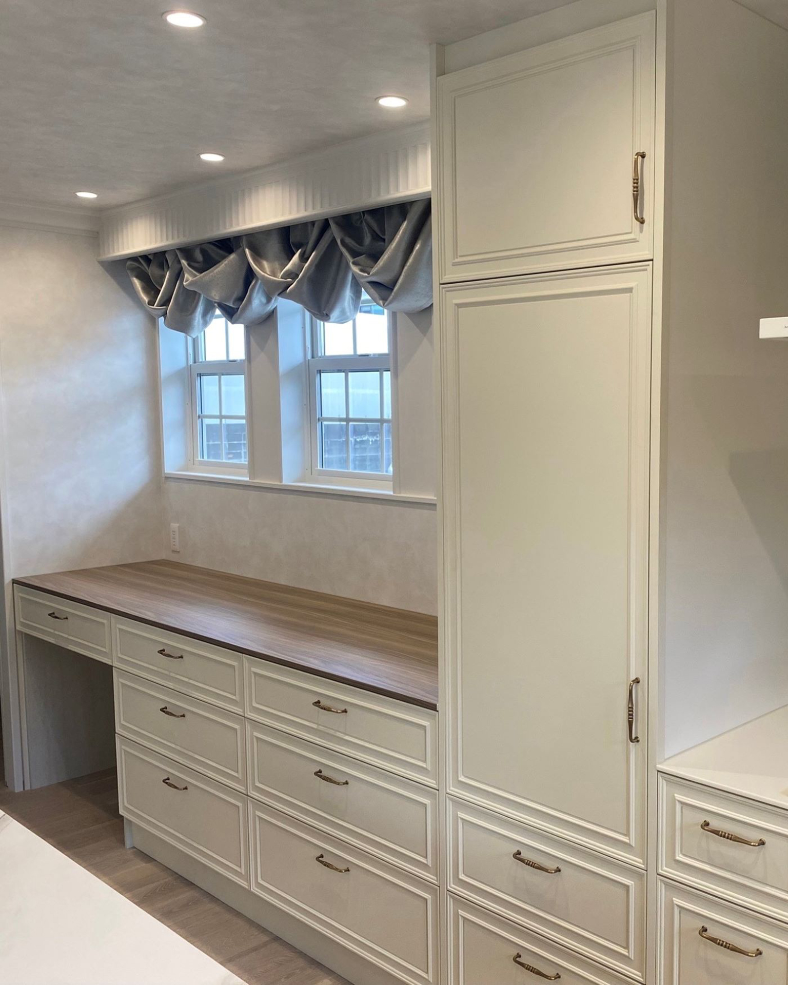 写真:端正な華やぎのあるL型キッチン