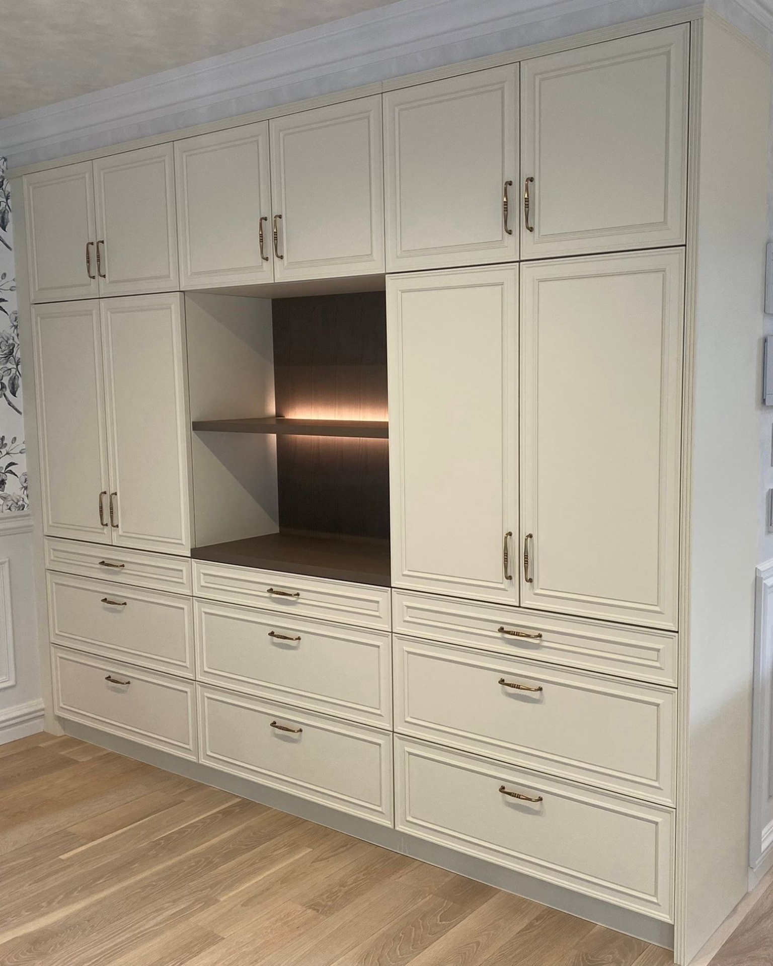 写真:端正な華やぎのあるL型キッチン