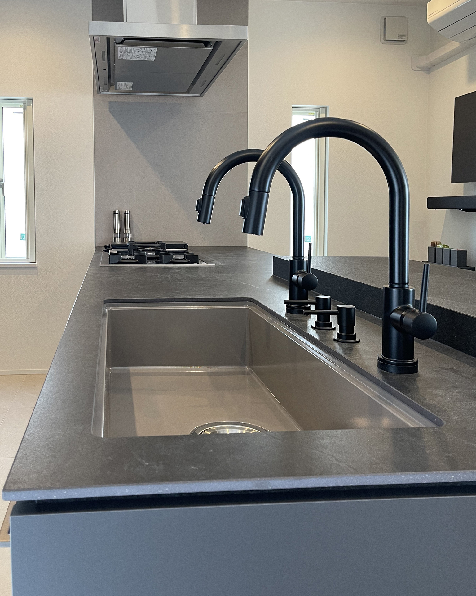 写真:ルーバーと天然石が際立つ和モダンキッチン