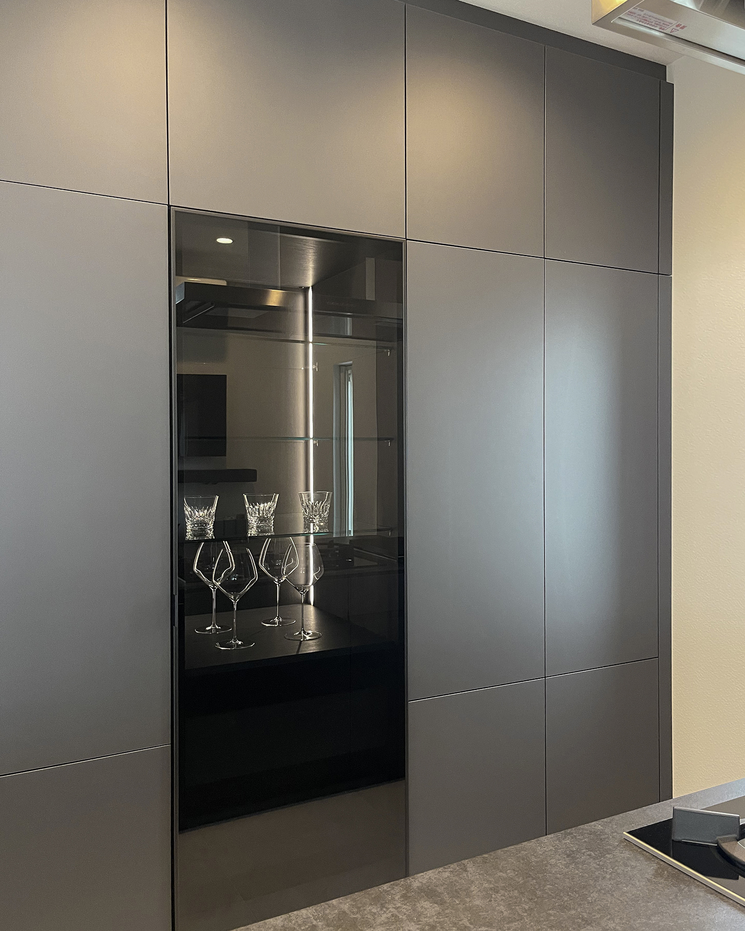 写真:ルーバーと天然石が際立つ和モダンキッチン