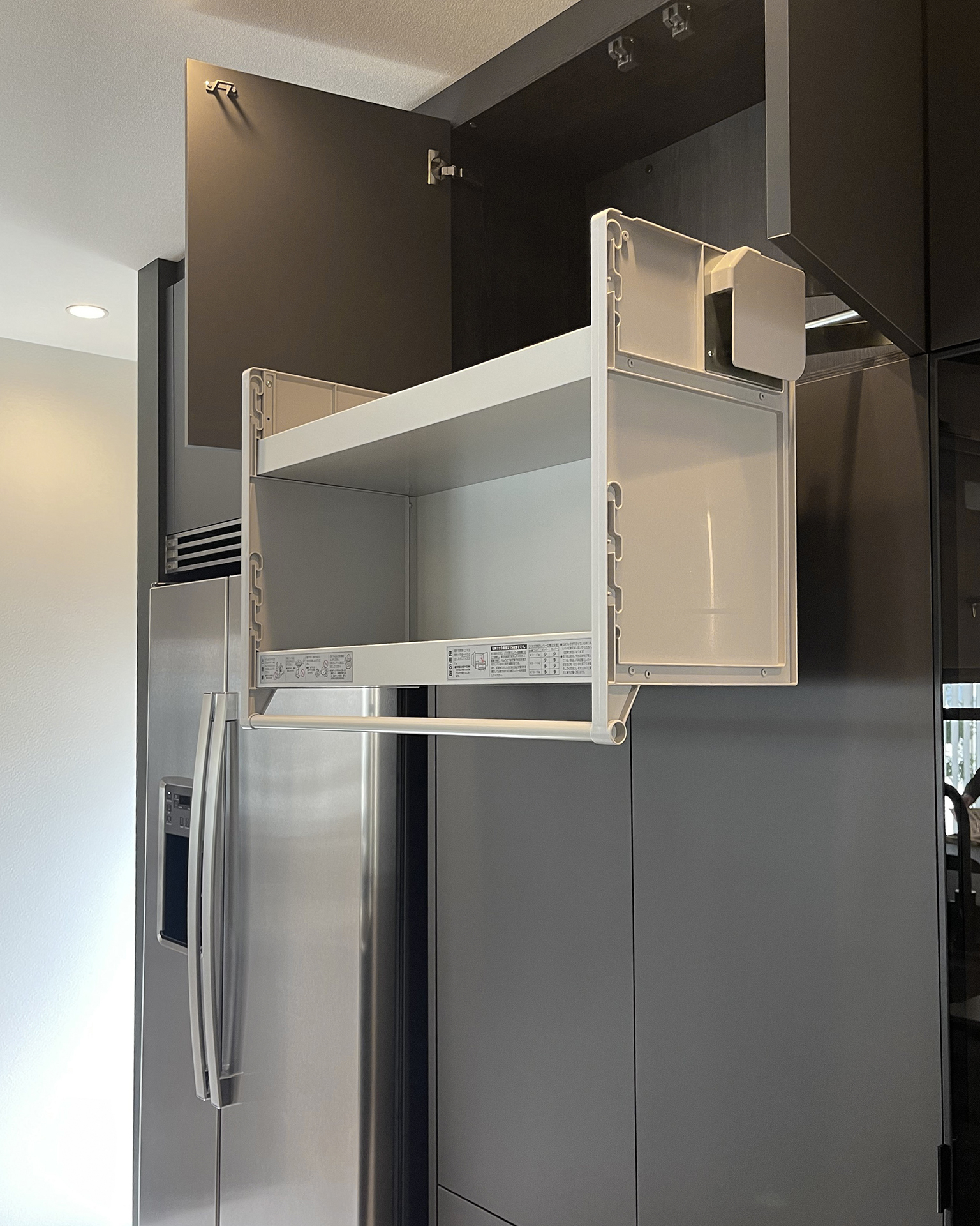 写真:ルーバーと天然石が際立つ和モダンキッチン