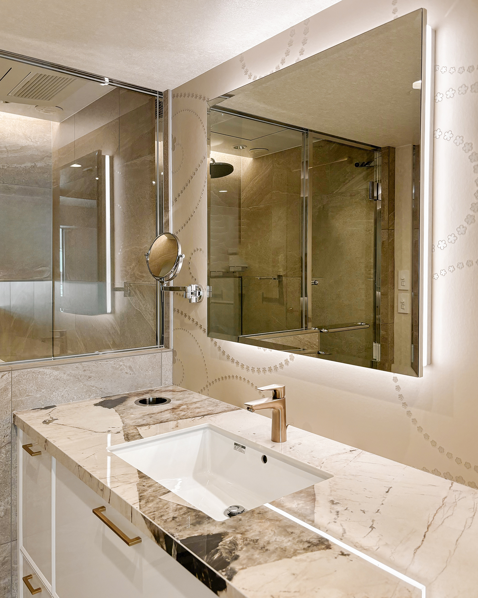 天板の柄目が主役の華やかな洗面空間