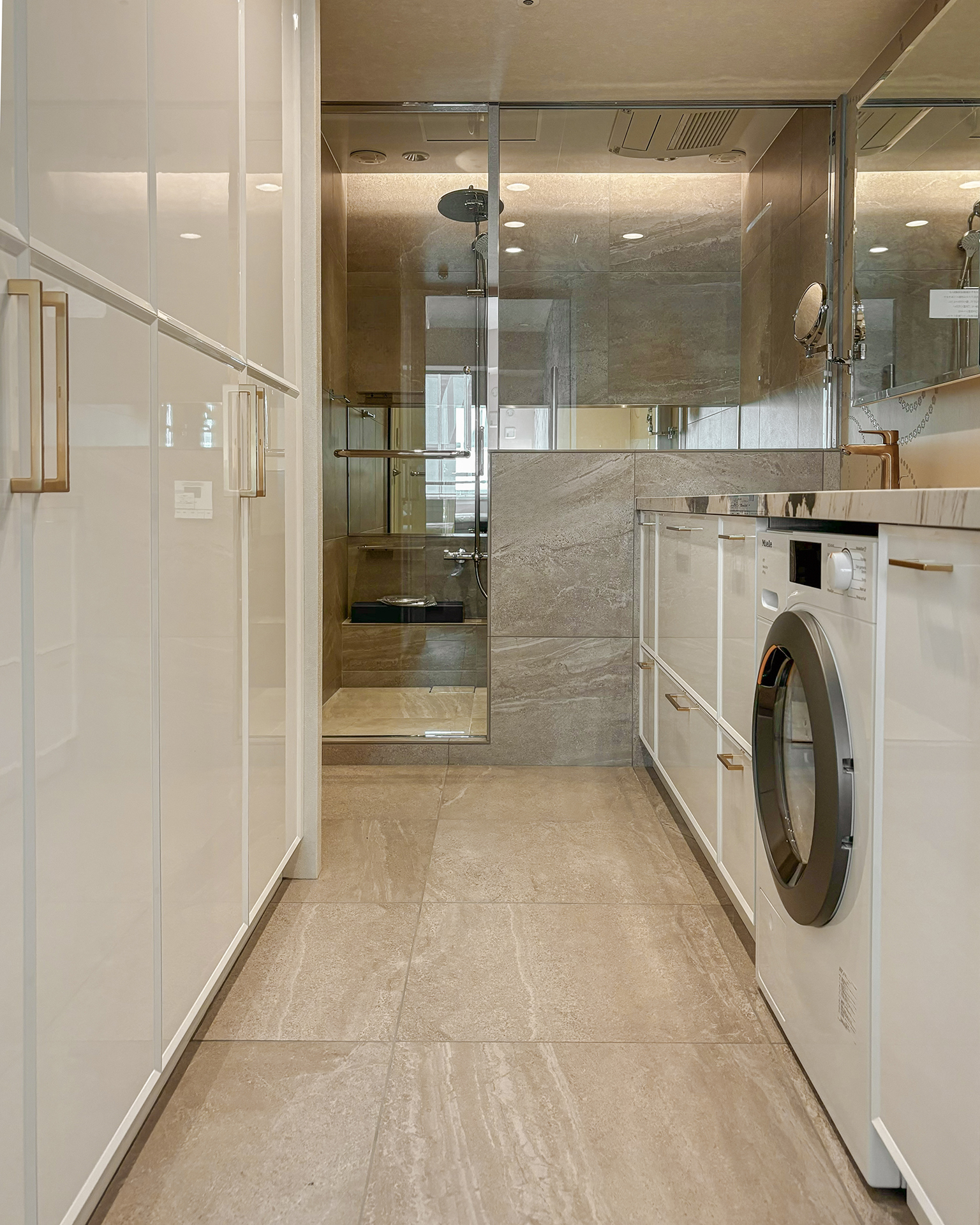 写真：天板の柄目が主役の華やかな洗面空間