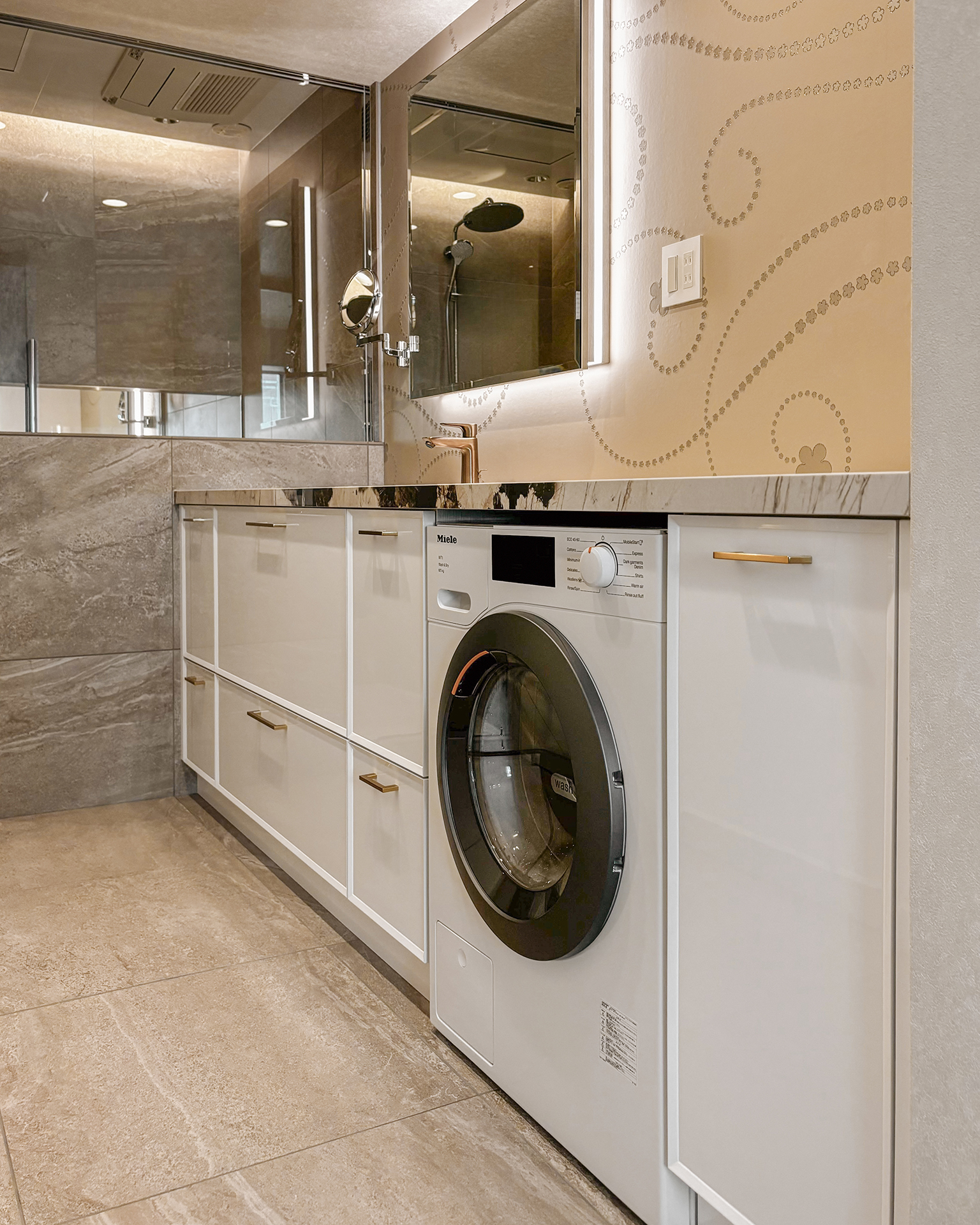 写真：天板の柄目が主役の華やかな洗面空間