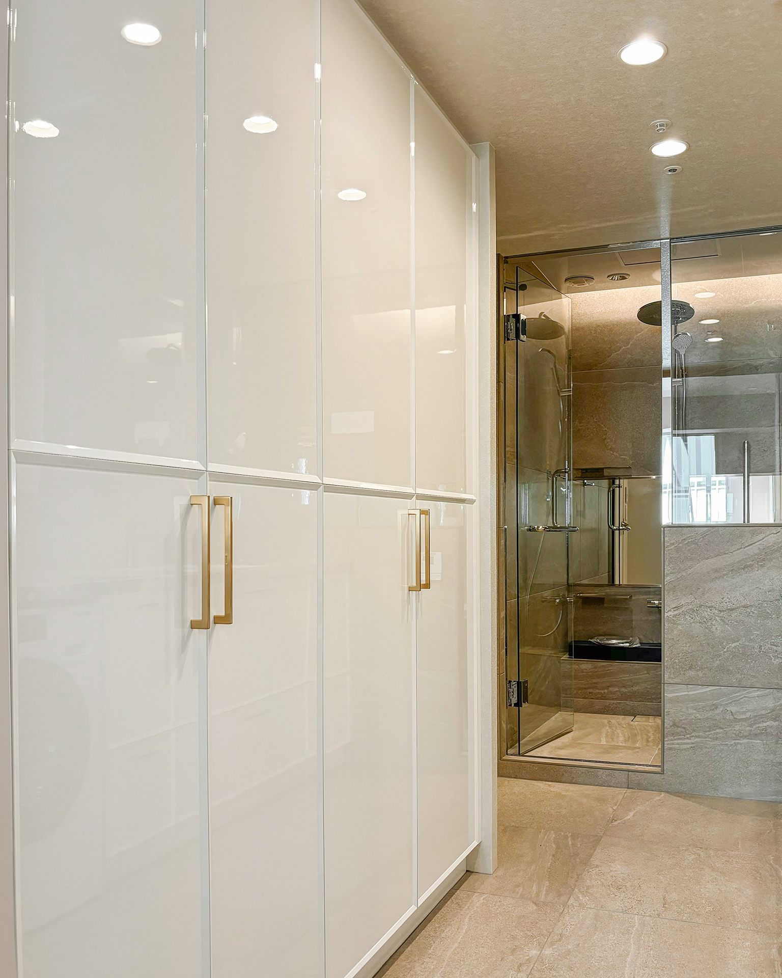 写真：天板の柄目が主役の華やかな洗面空間