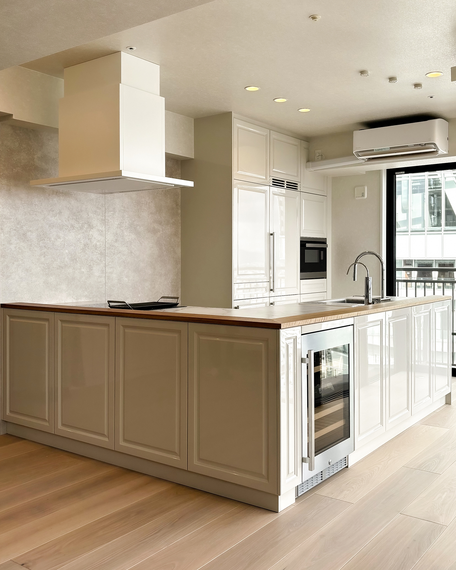 クラシカルで開放的なL型キッチン