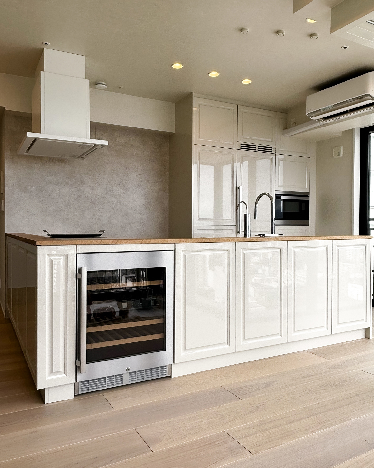 写真:クラシカルで開放的なL型キッチン