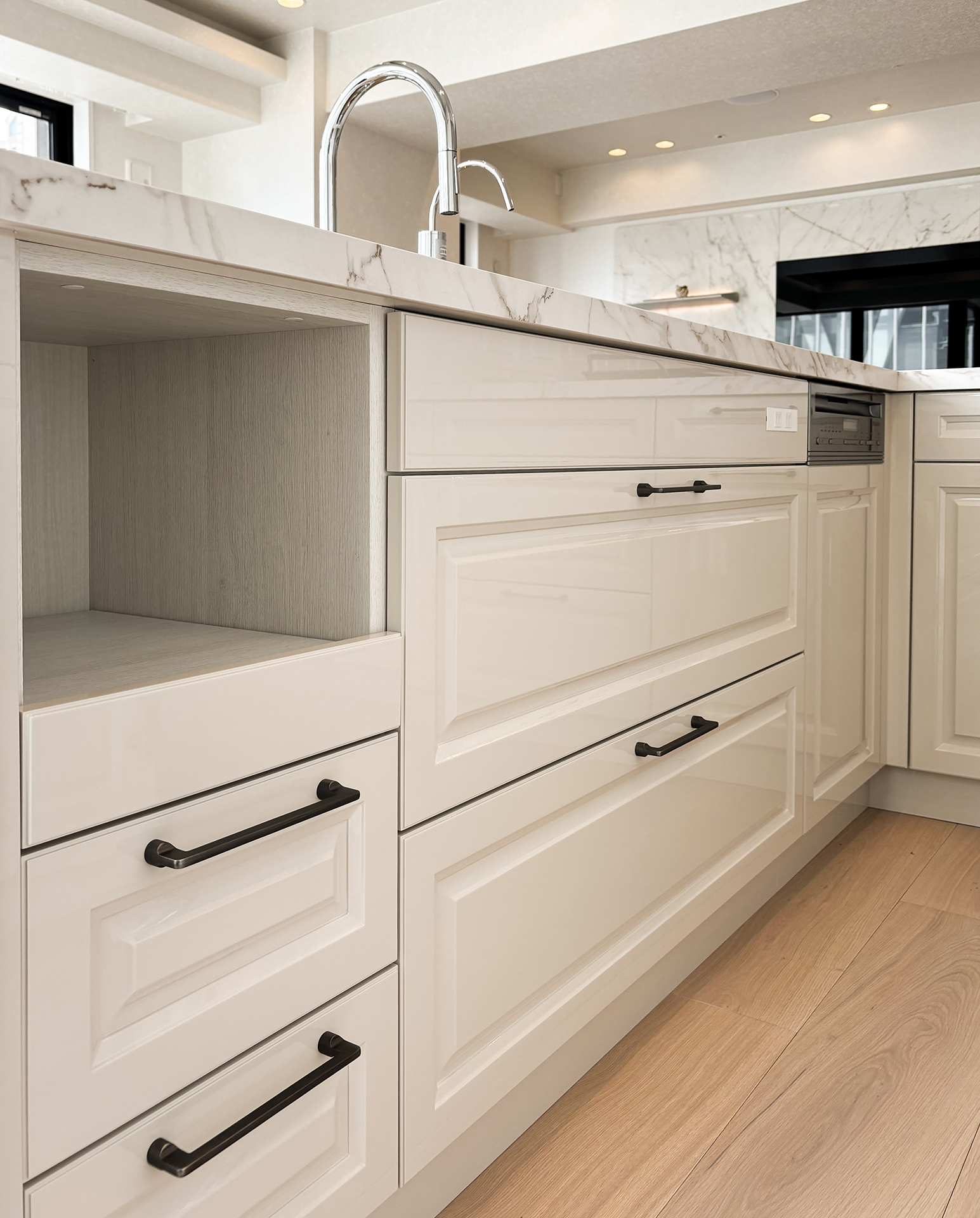 写真:クラシカルで開放的なL型キッチン