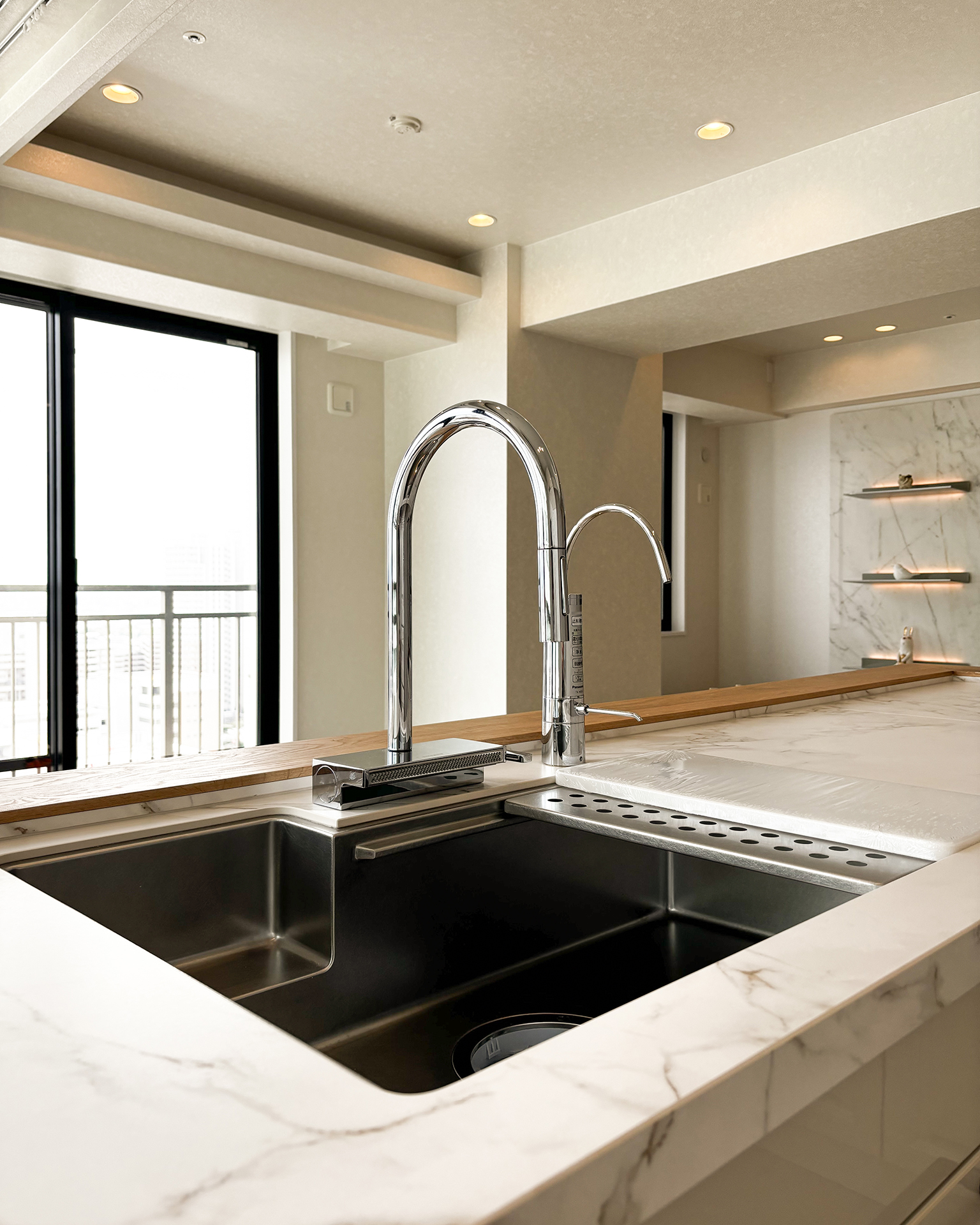 写真:クラシカルで開放的なL型キッチン