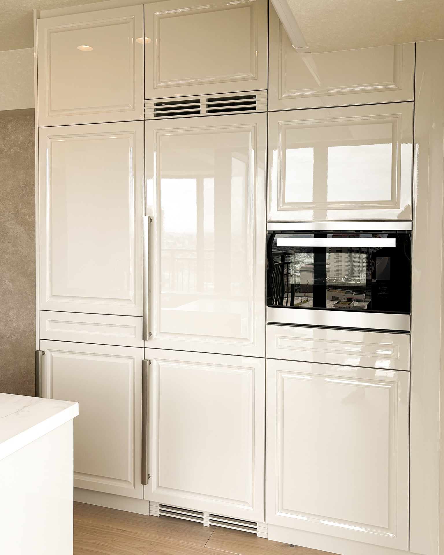 写真:クラシカルで開放的なL型キッチン