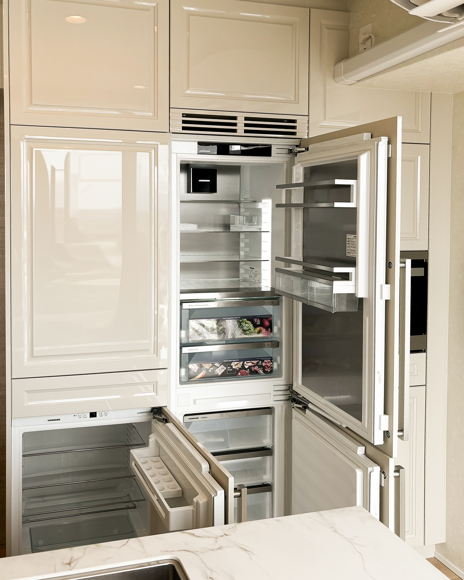 写真:クラシカルで開放的なL型キッチン