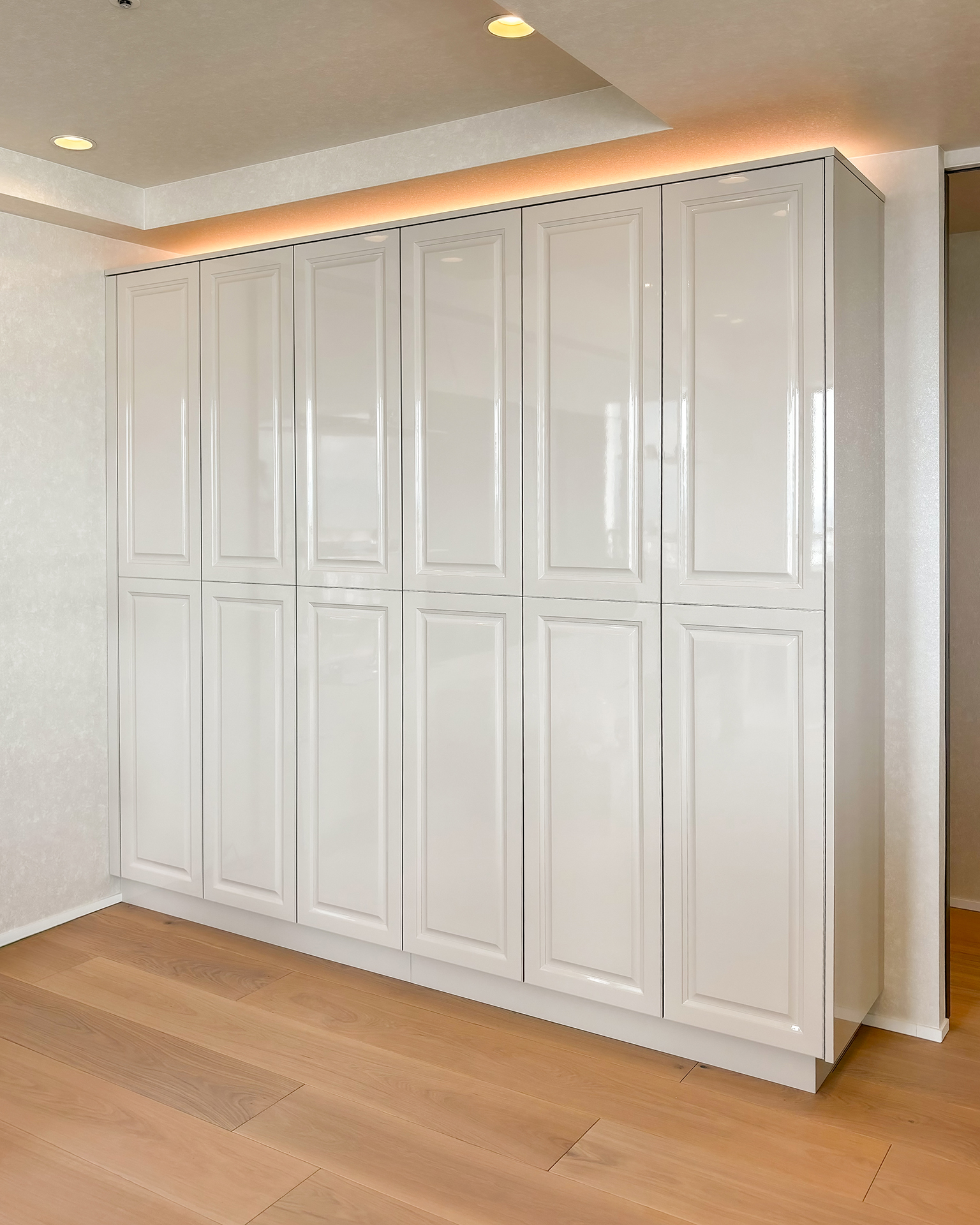 写真:クラシカルで開放的なL型キッチン