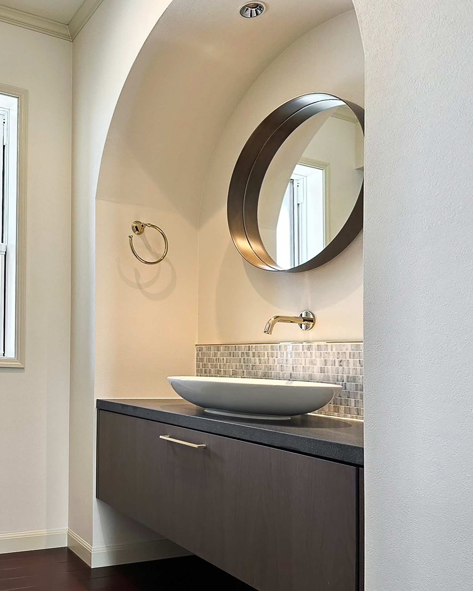 写真：家具のような上質な洗面化粧台