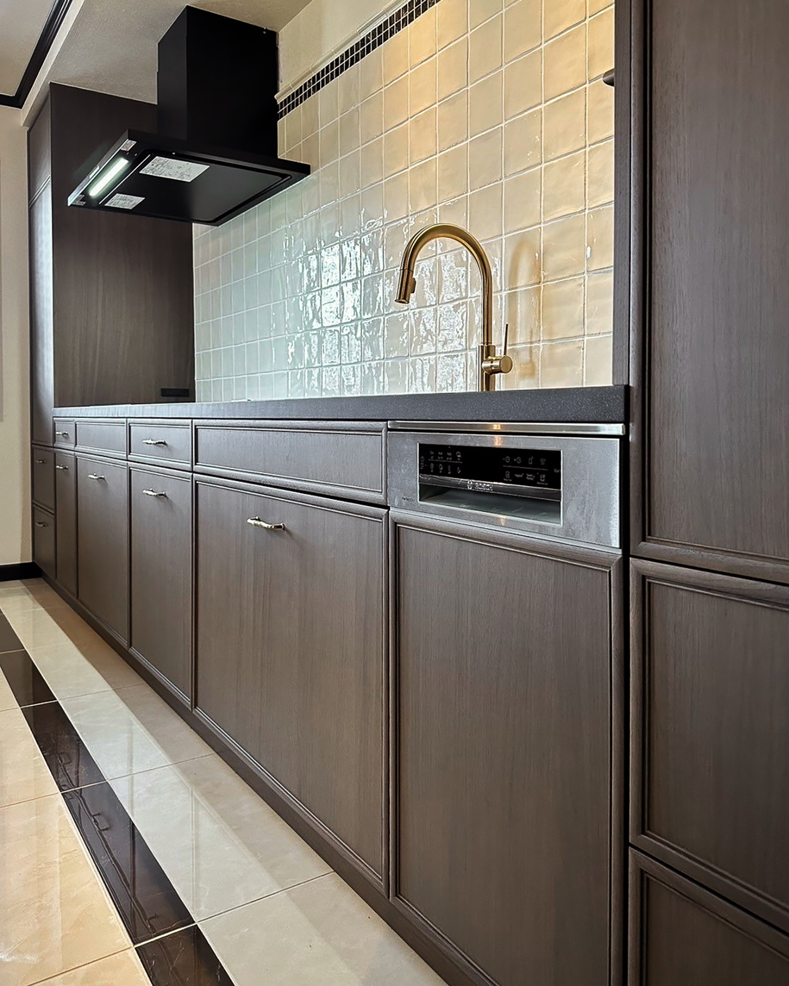 写真:家具のようにインテリアと調和するキッチン