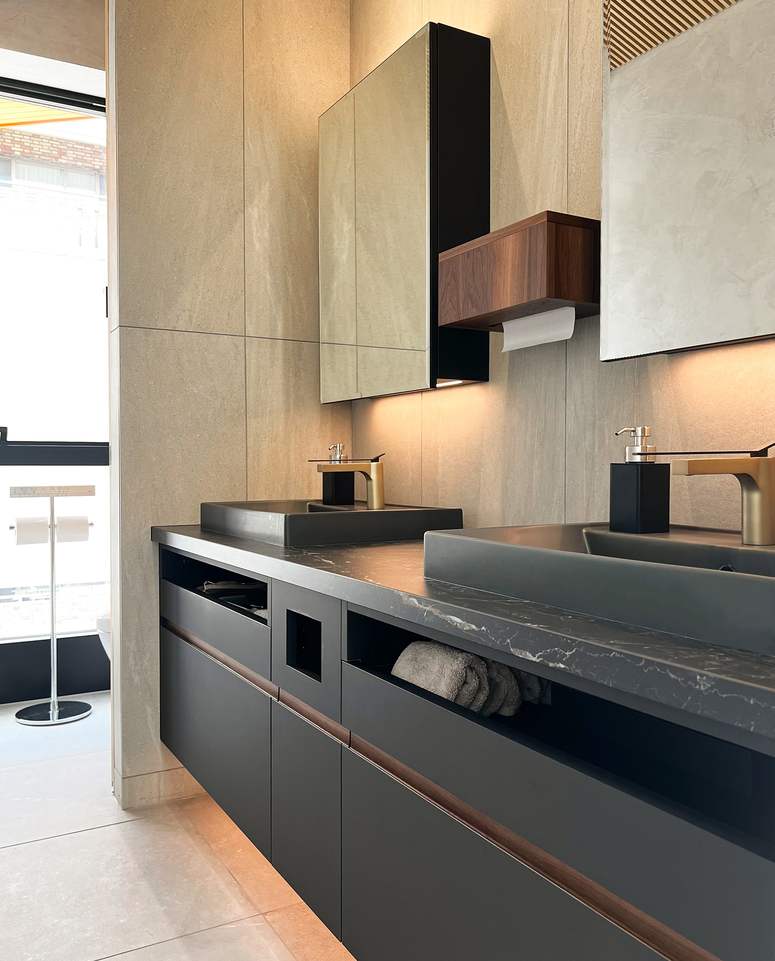 木目の質感が活きるシックな和モダン洗面