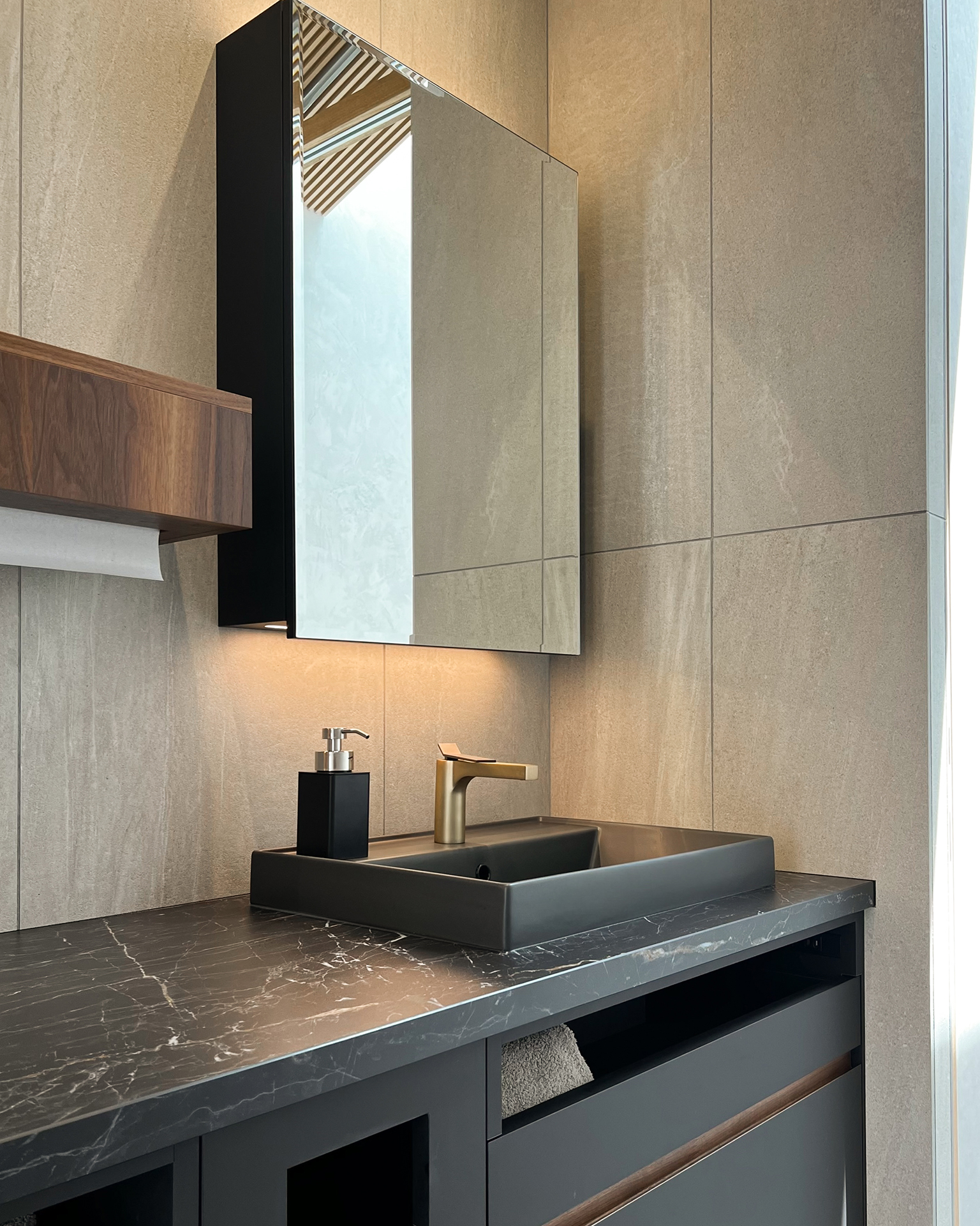 写真：木目の質感が活きるシックな和モダン洗面