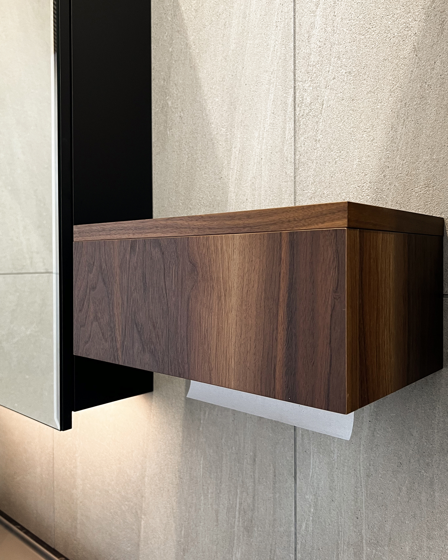 写真：木目の質感が活きるシックな和モダン洗面