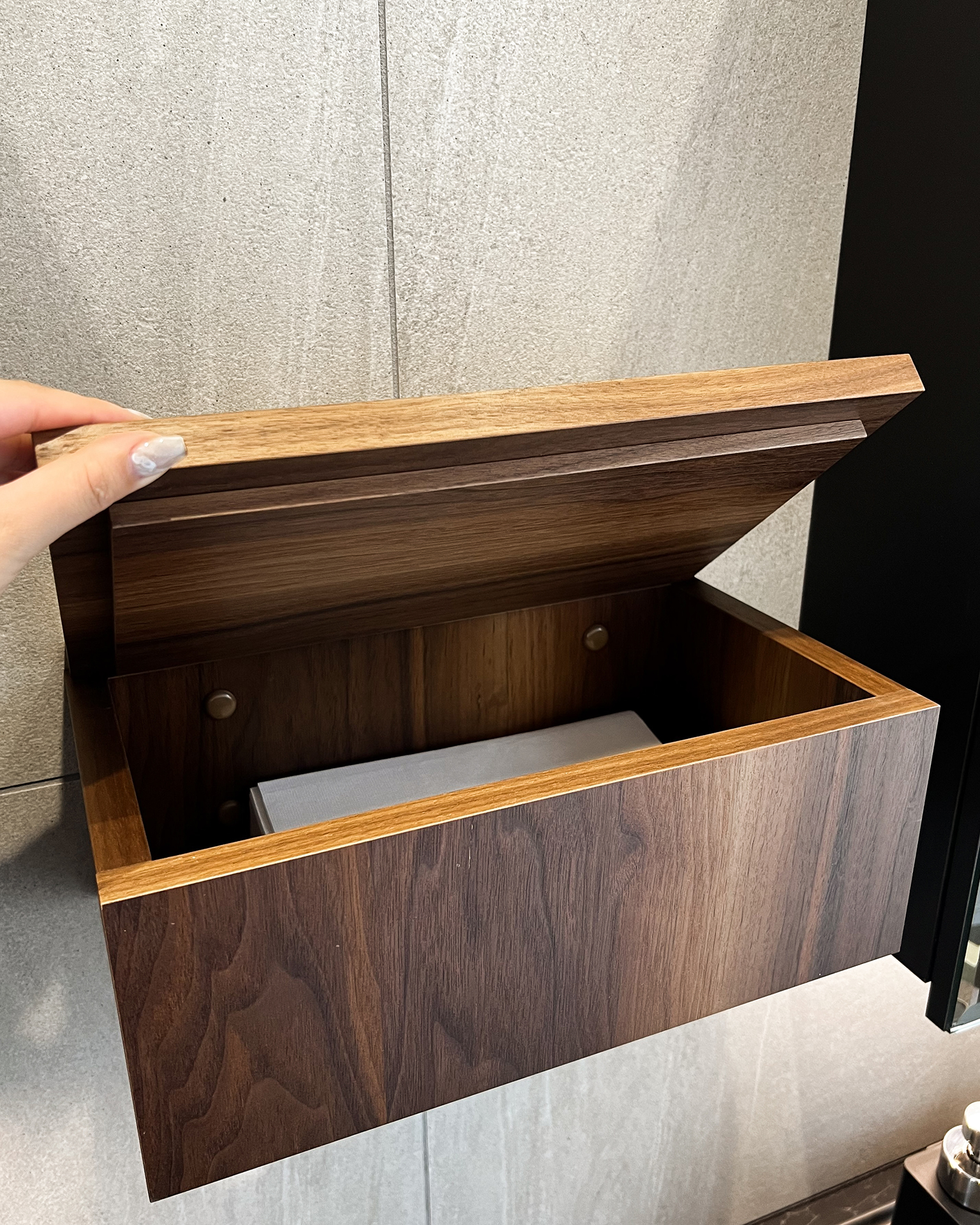 写真：木目の質感が活きるシックな和モダン洗面