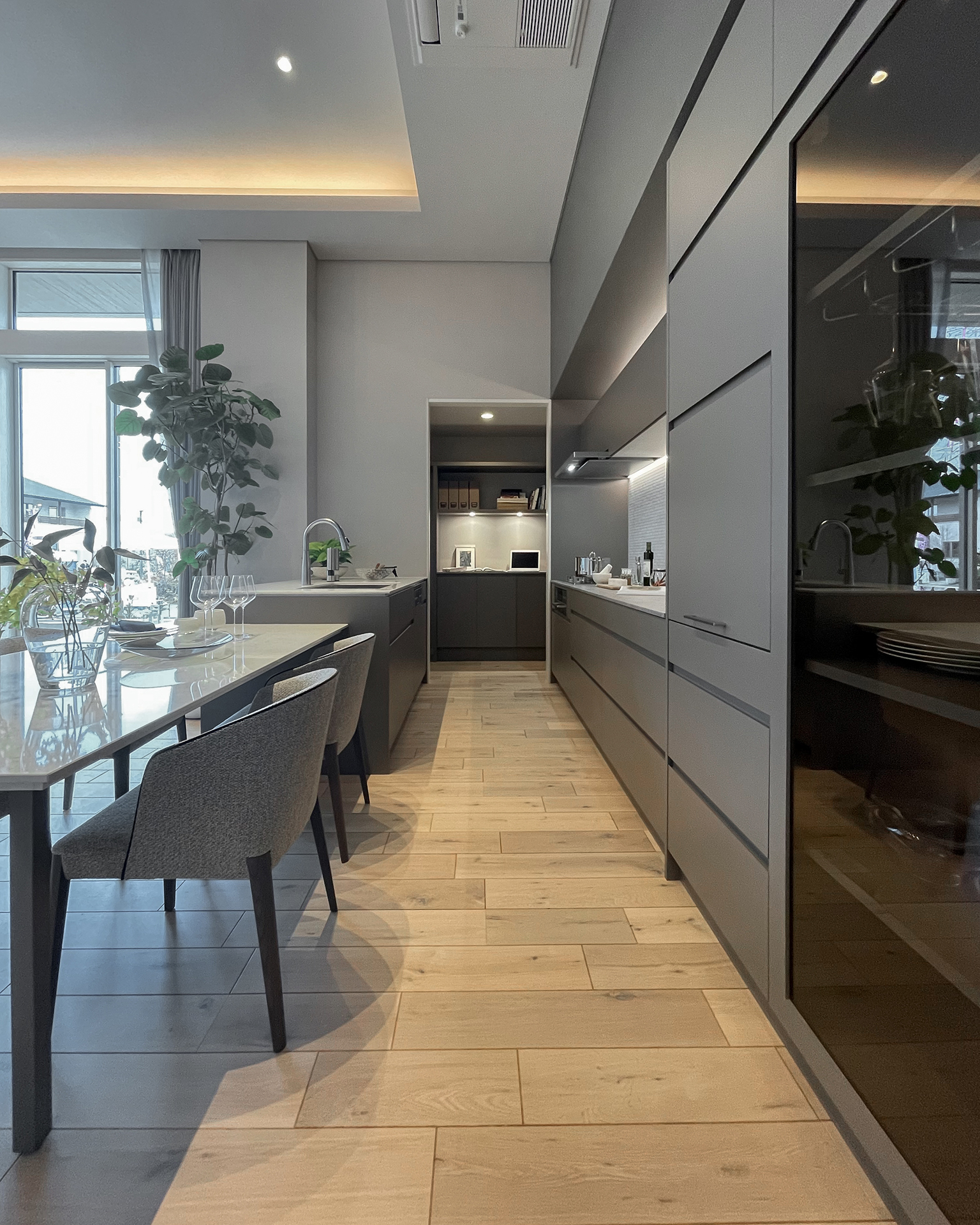 写真:会話が生まれるキッチンレイアウト