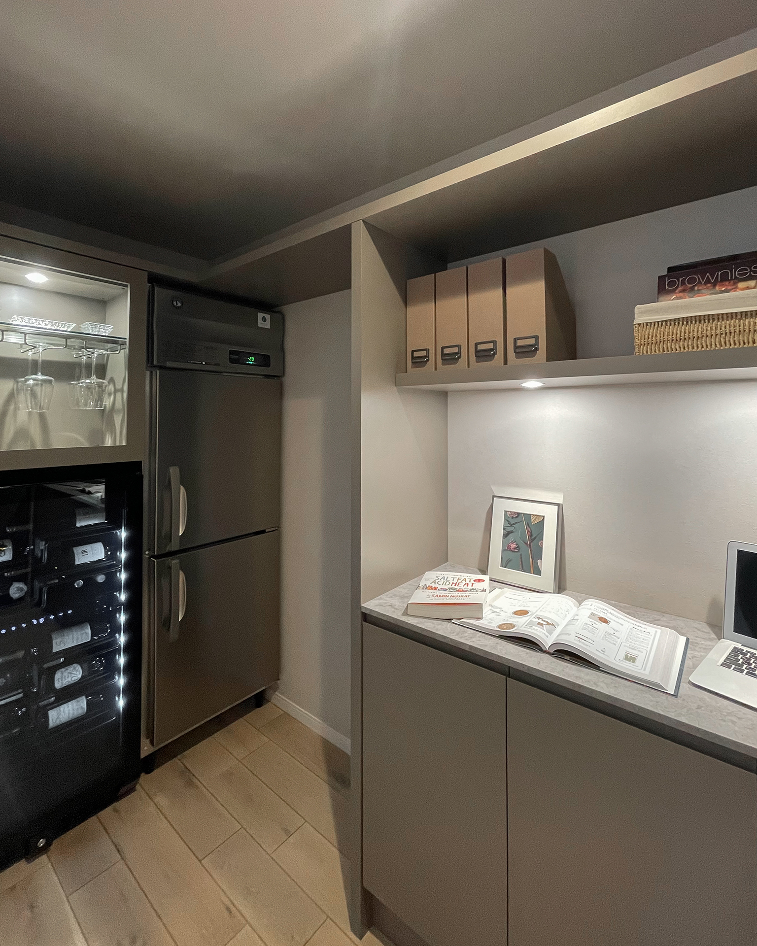 写真:会話が生まれるキッチンレイアウト