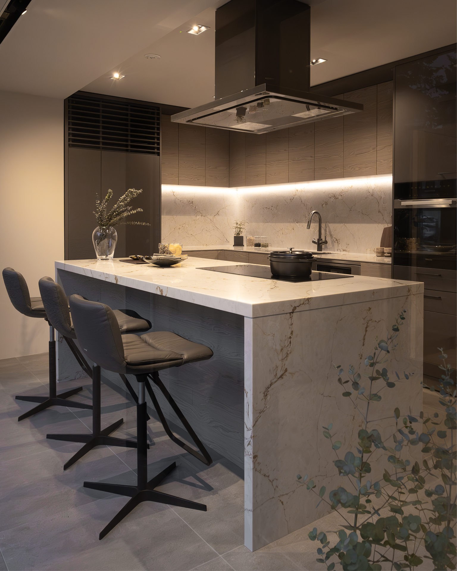 写真:デザインと使い勝手を叶えるⅡ列型キッチン