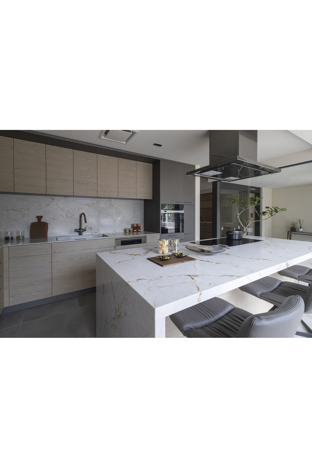 写真:デザインと使い勝手を叶えるⅡ列型キッチン