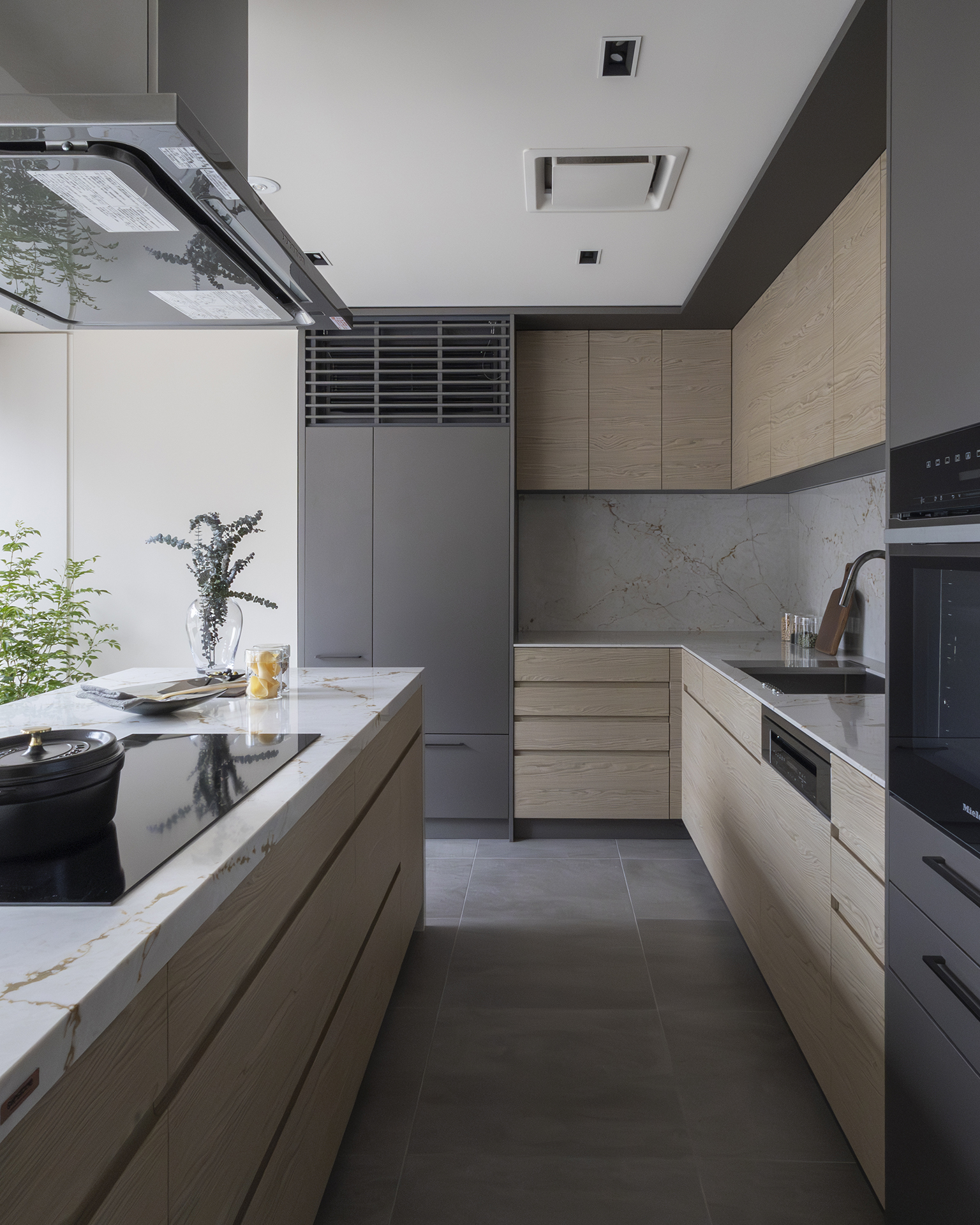 写真:デザインと使い勝手を叶えるⅡ列型キッチン