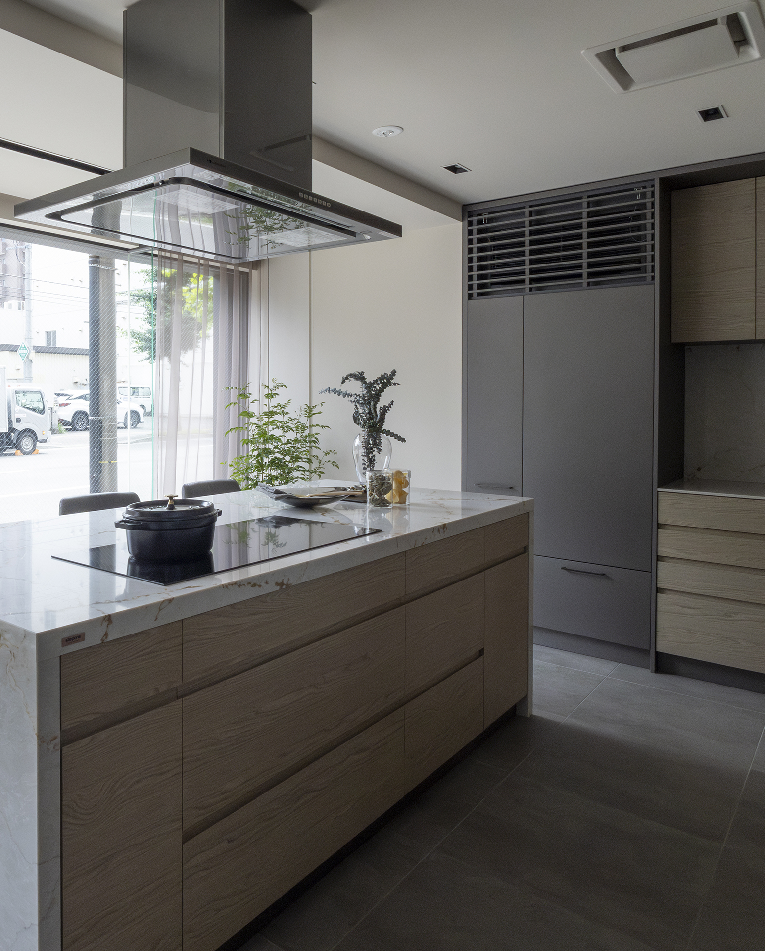 写真:デザインと使い勝手を叶えるⅡ列型キッチン