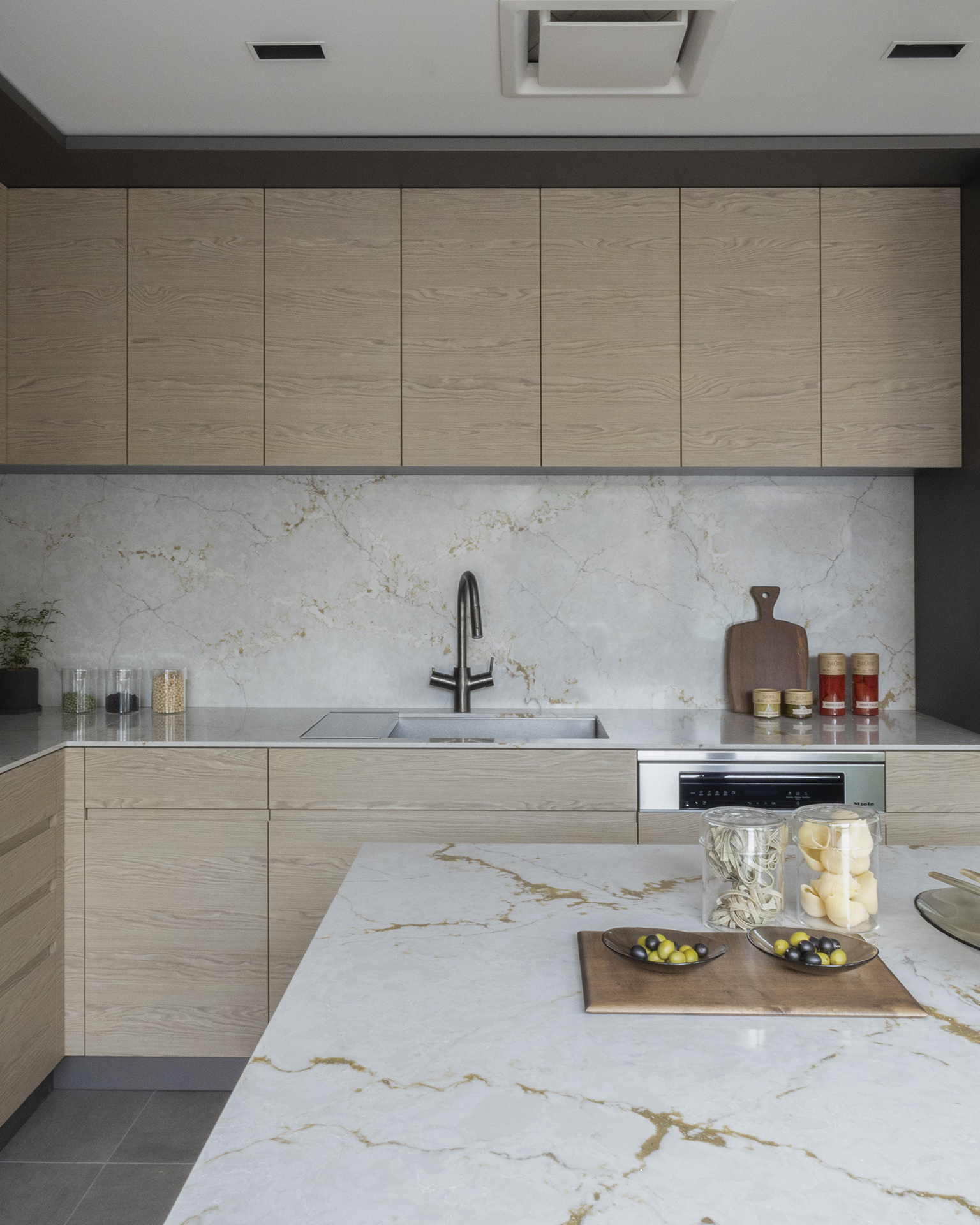 写真:デザインと使い勝手を叶えるⅡ列型キッチン