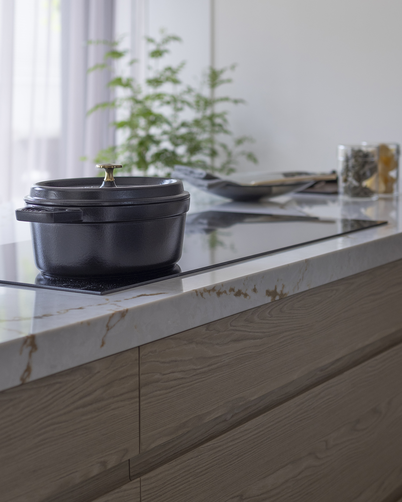 写真:デザインと使い勝手を叶えるⅡ列型キッチン