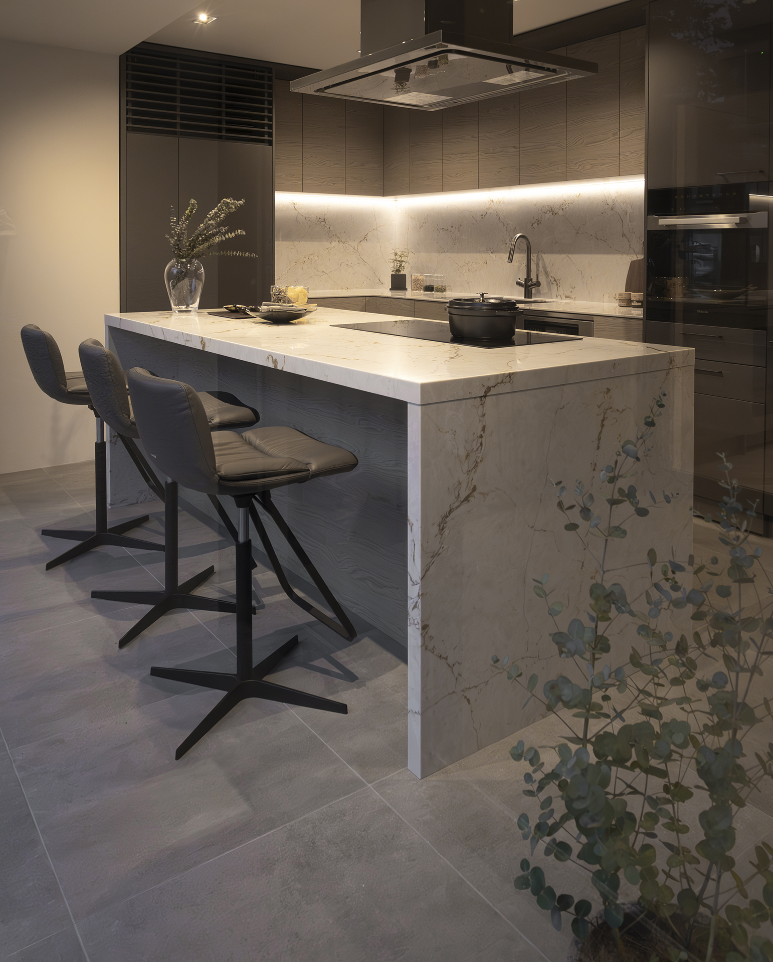 写真:デザインと使い勝手を叶えるⅡ列型キッチン