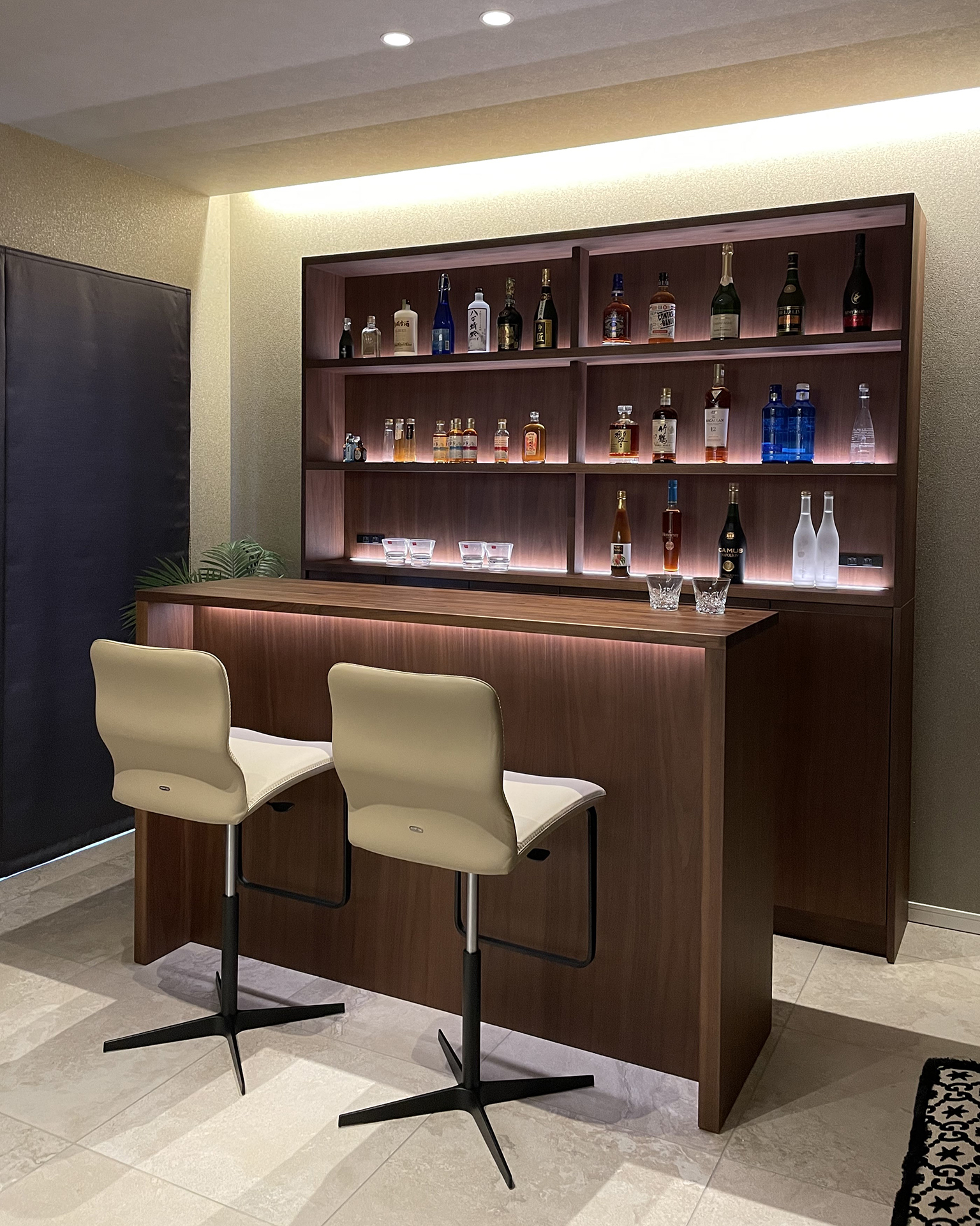 写真：ゆとりを愉しむモダンなバー空間