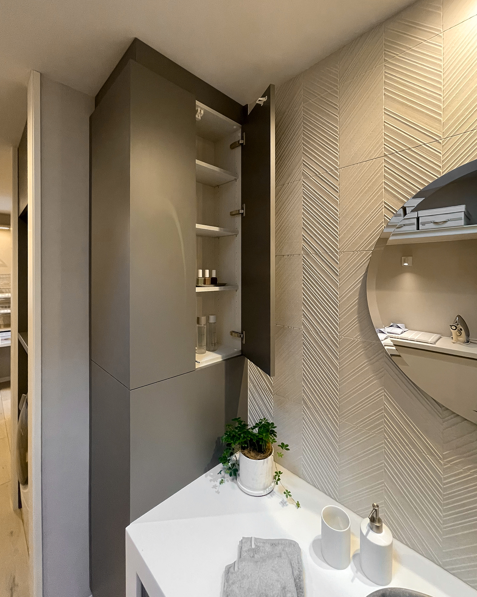 写真：エレガントな上質洗面空間