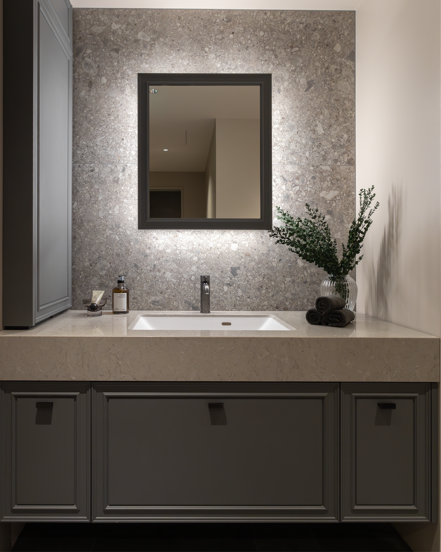 陰影が美しい優雅な洗面空間