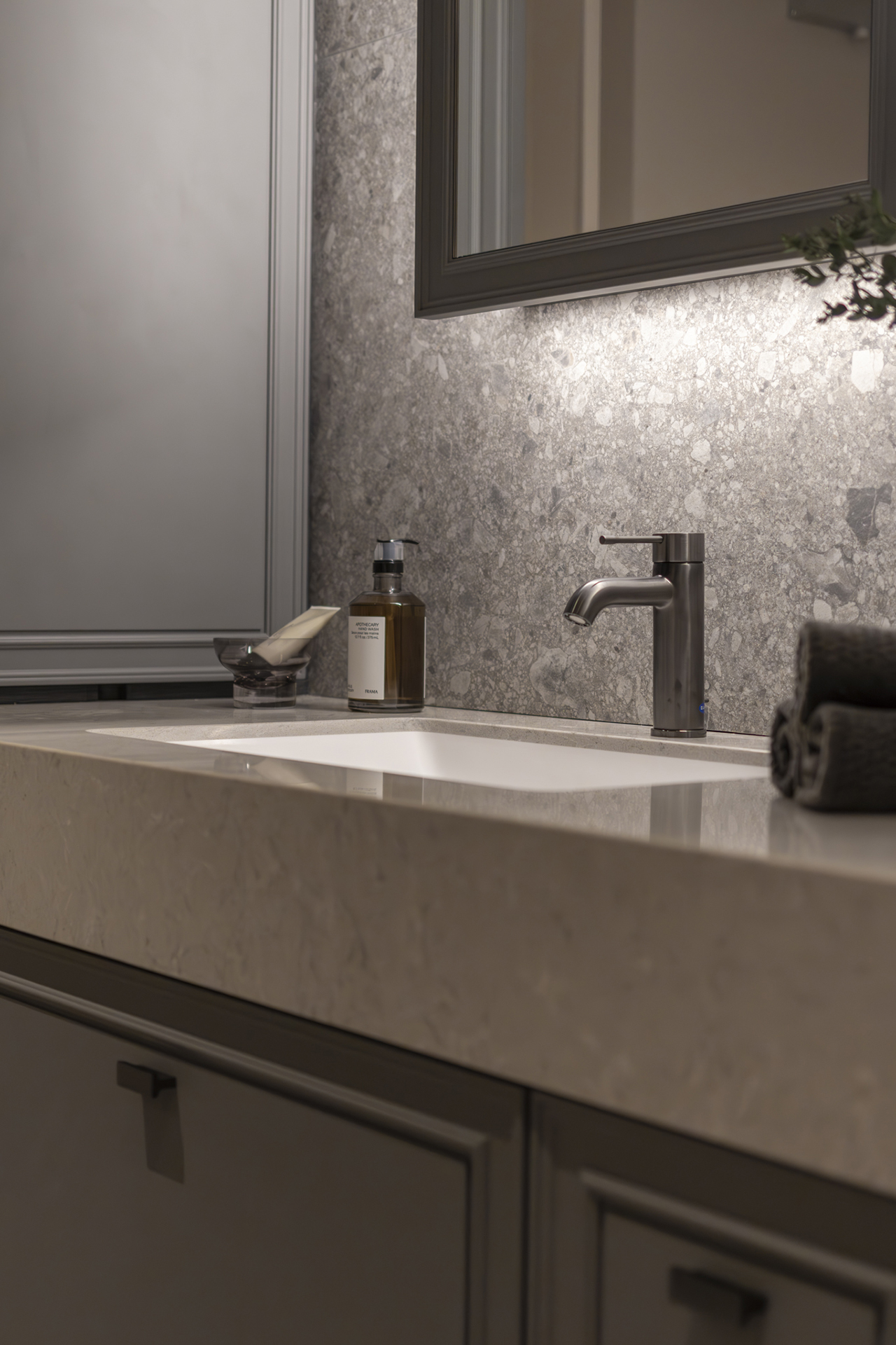 写真：陰影が美しい優雅な洗面空間