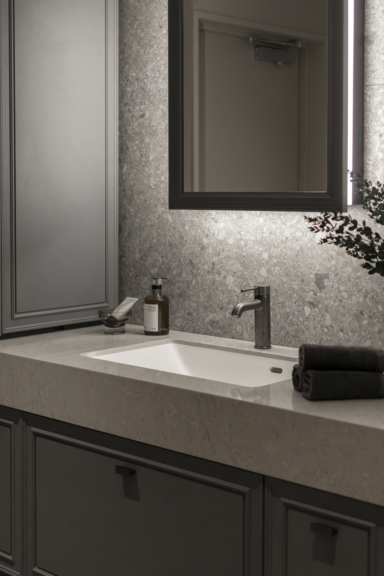 写真：陰影が美しい優雅な洗面空間