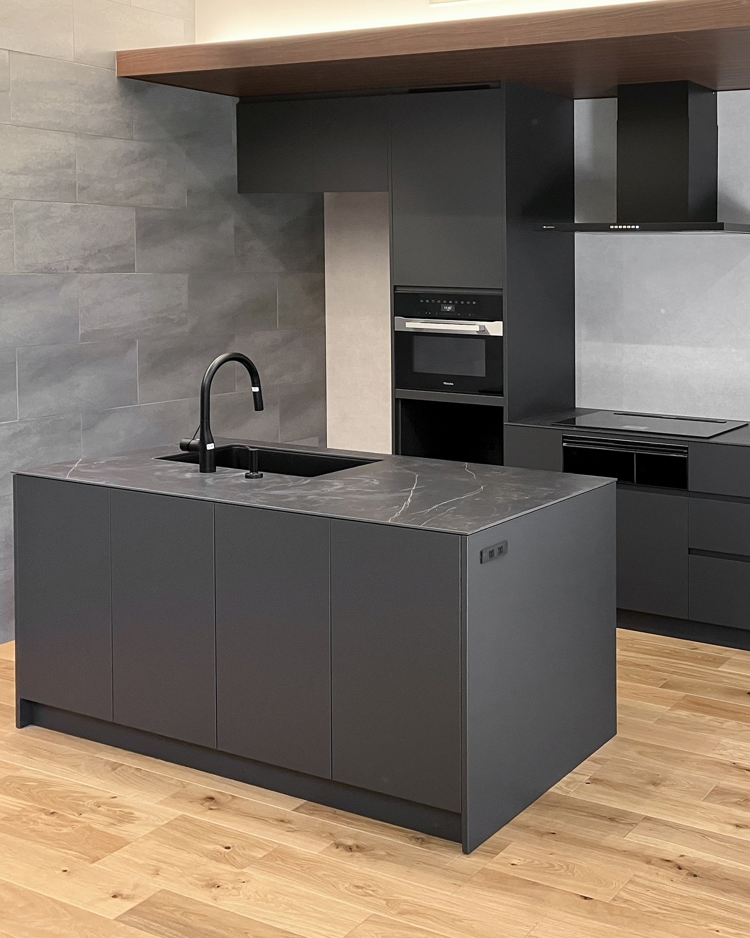 天板が主役になるオールブラックキッチン