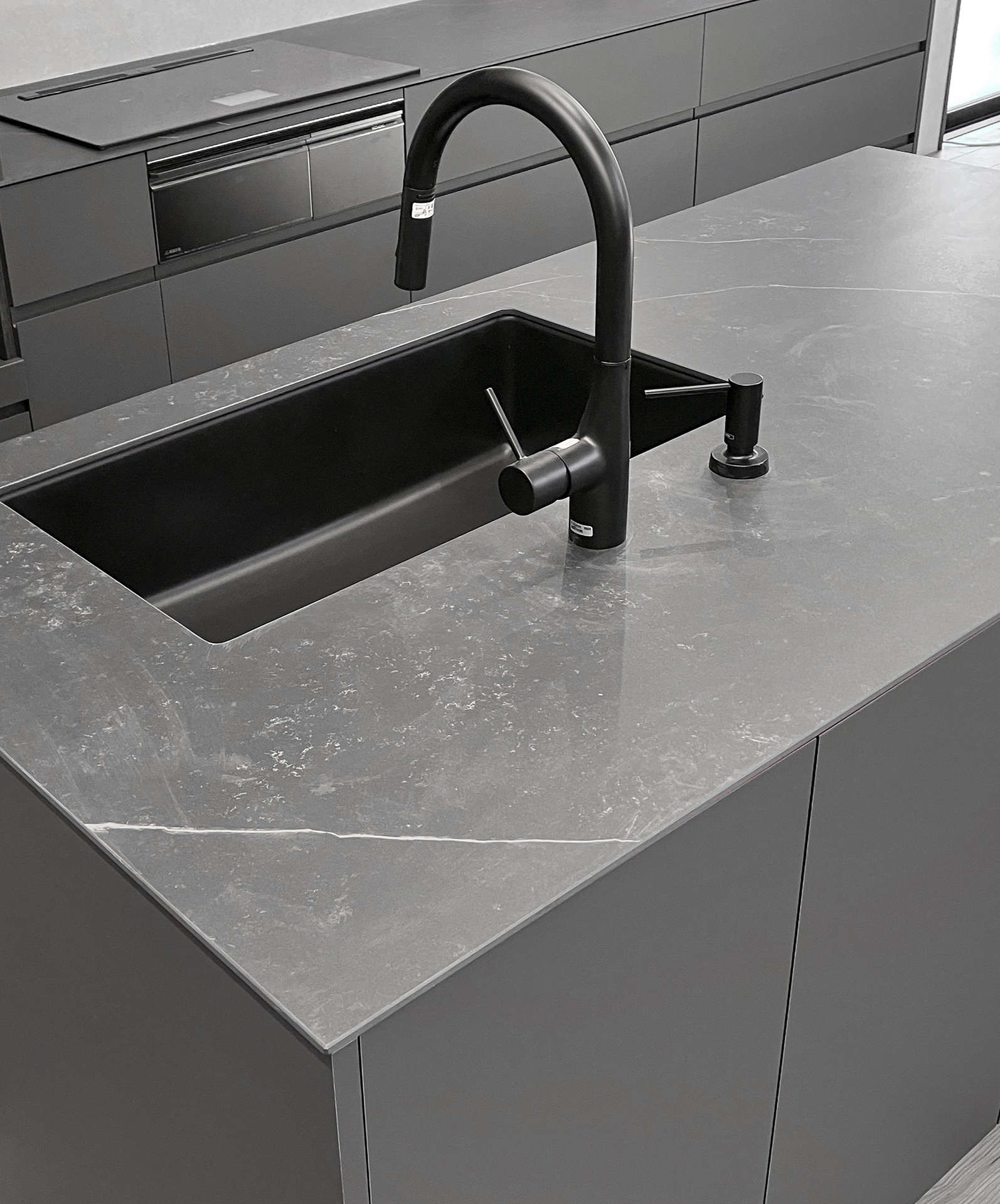 写真:天板が主役になるオールブラックキッチン