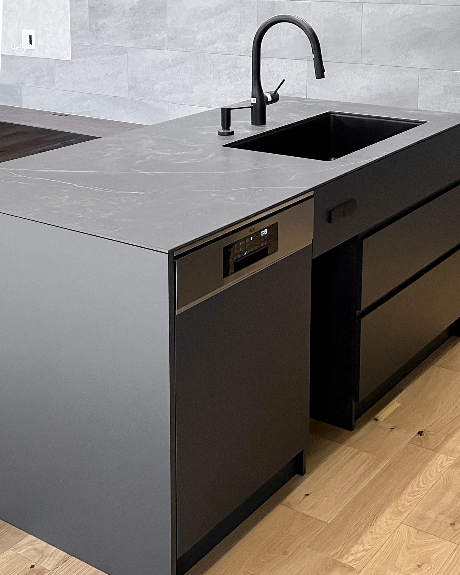 写真:天板が主役になるオールブラックキッチン