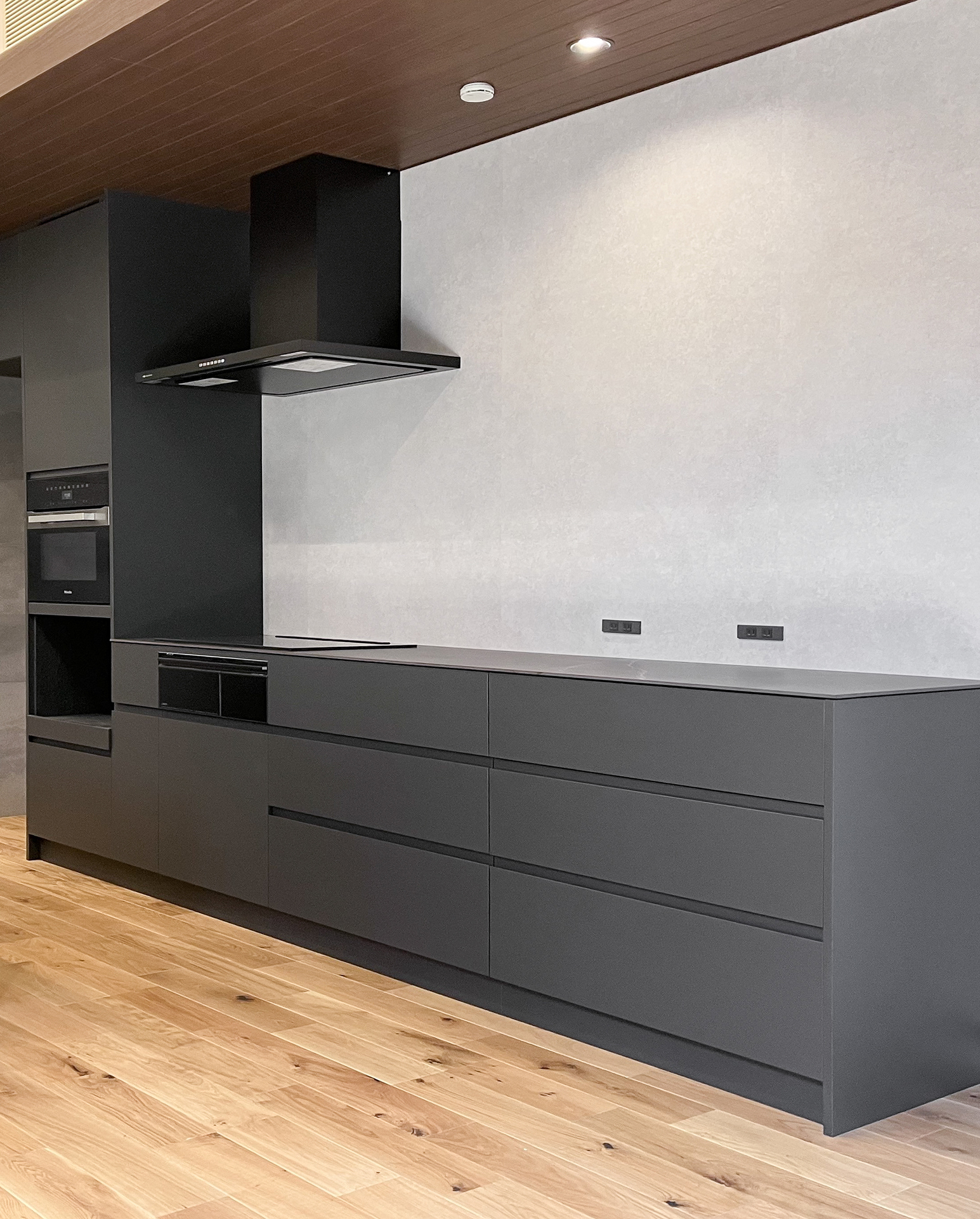 写真:天板が主役になるオールブラックキッチン