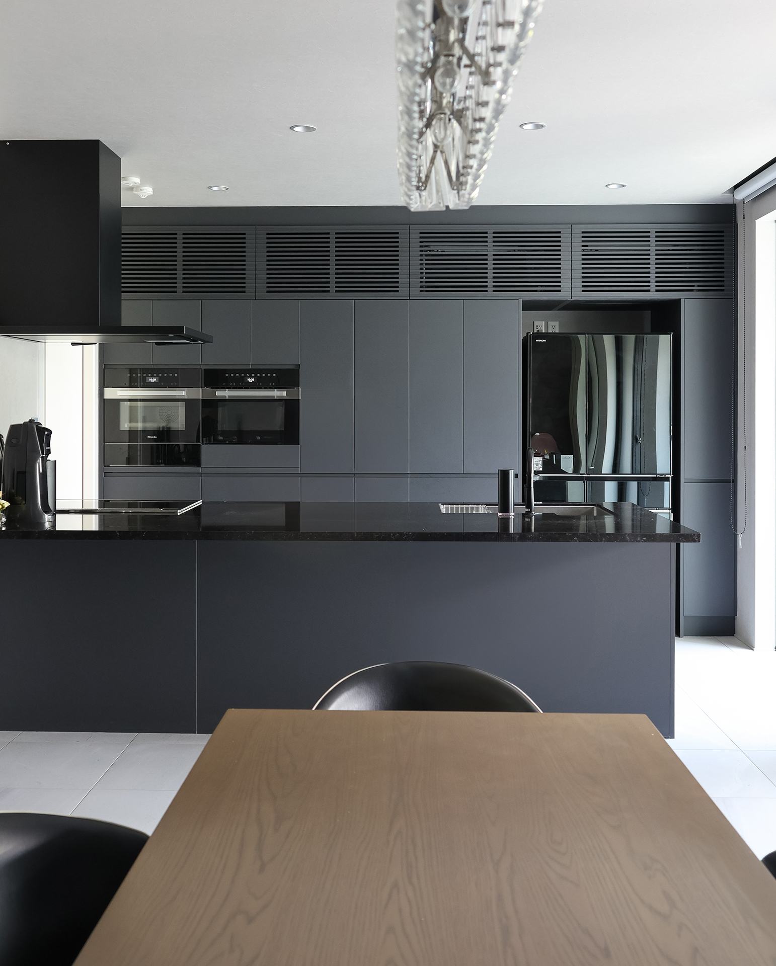 写真:マテリアルミックスが美しいグレーキッチン